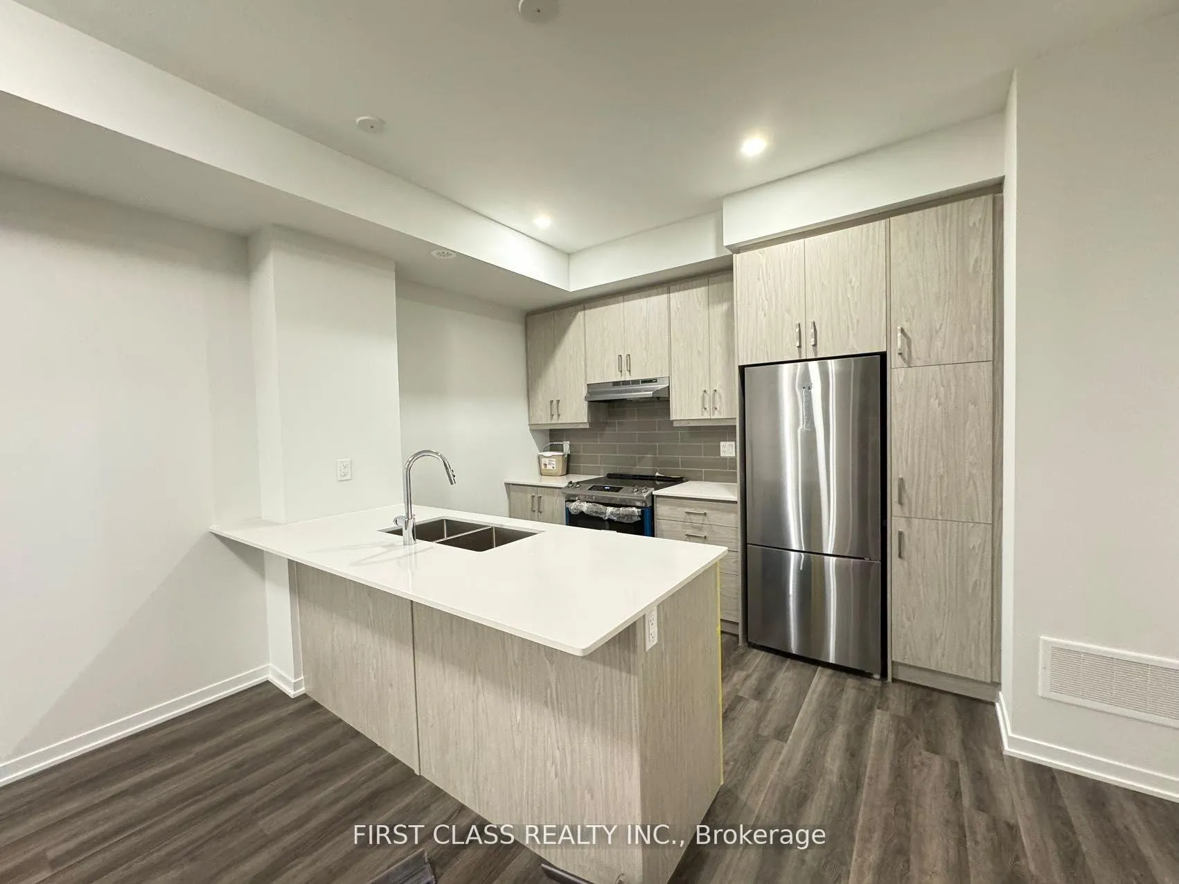 Photo 3 of Unit TH194, 141 Honeycrisp Crescent, Vaughan, Vaughan Corporate Centre — HOMEH