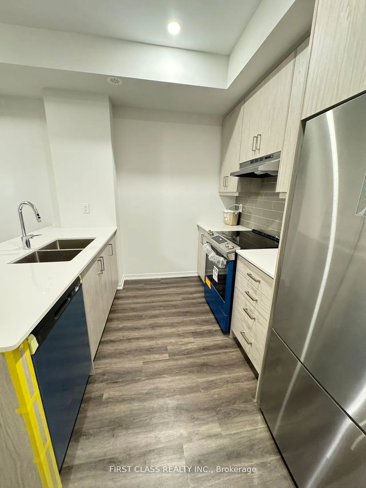 Photo 4 of Unit TH194, 141 Honeycrisp Crescent, Vaughan, Vaughan Corporate Centre — HOMEH
