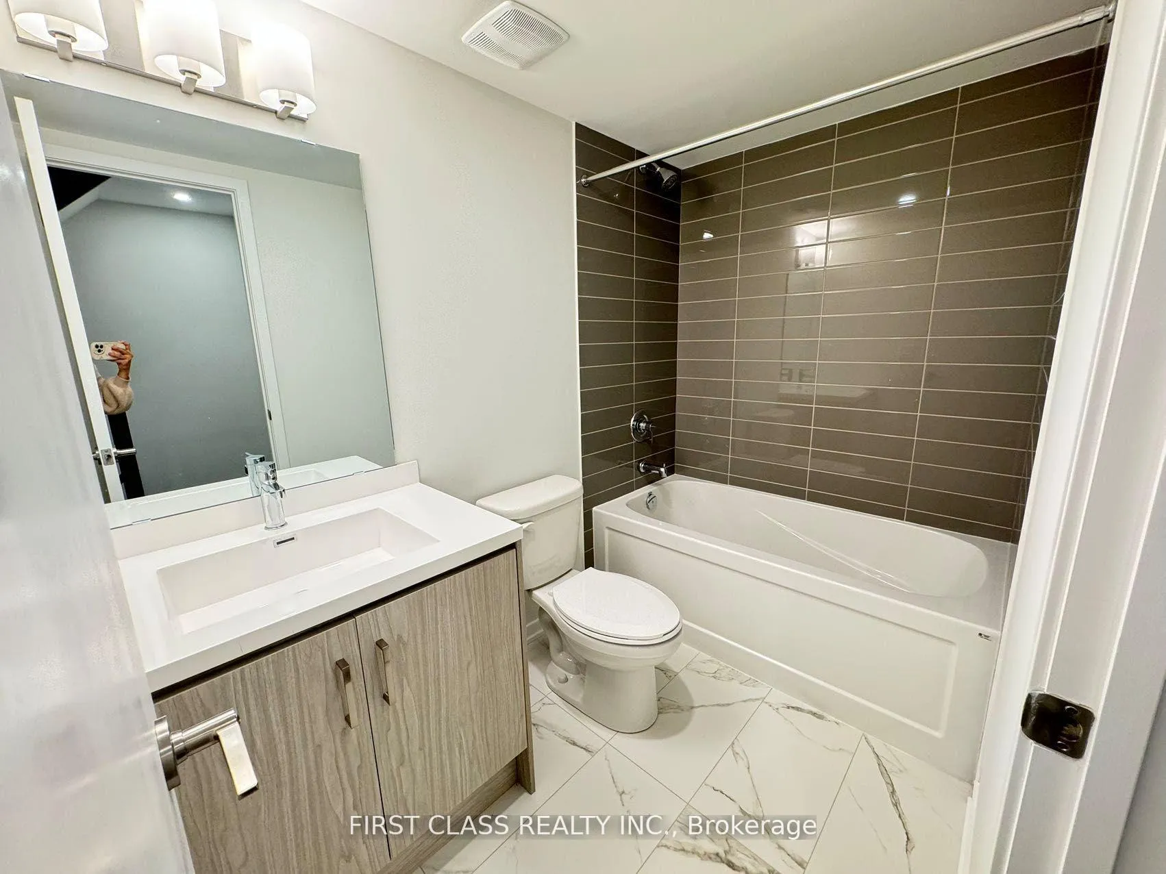 Photo 9 of Unit TH194, 141 Honeycrisp Crescent, Vaughan, Vaughan Corporate Centre — HOMEH