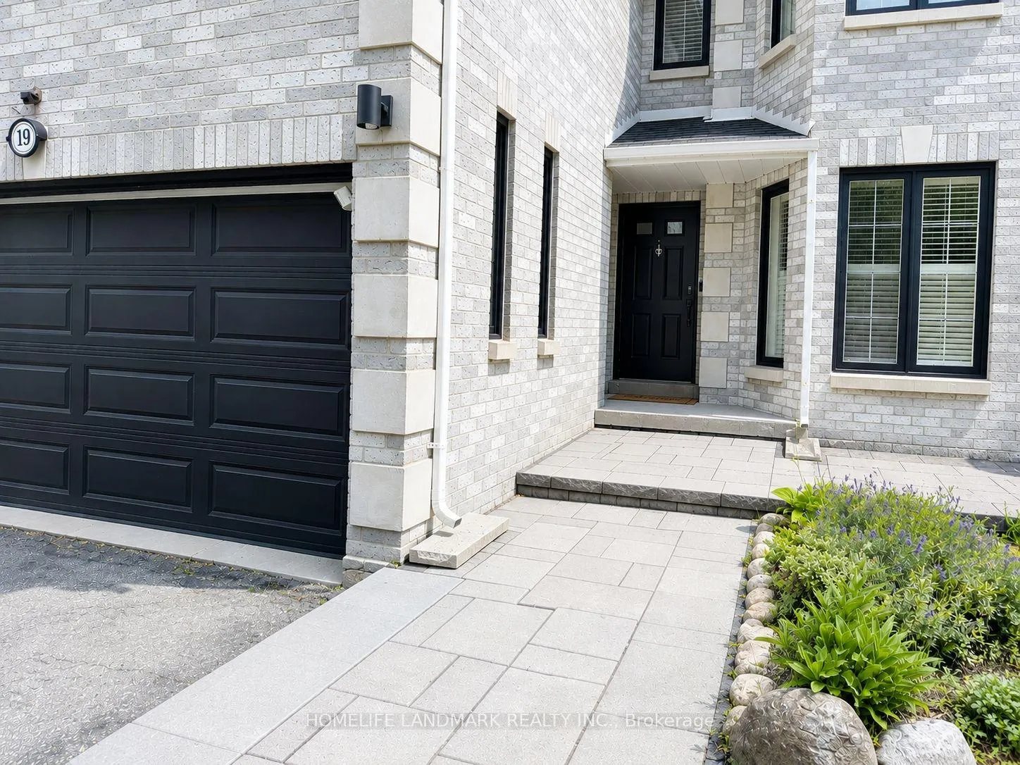 Photo 2 of 19 Arvida Drive, Vaughan, Brownridge — HOMEH