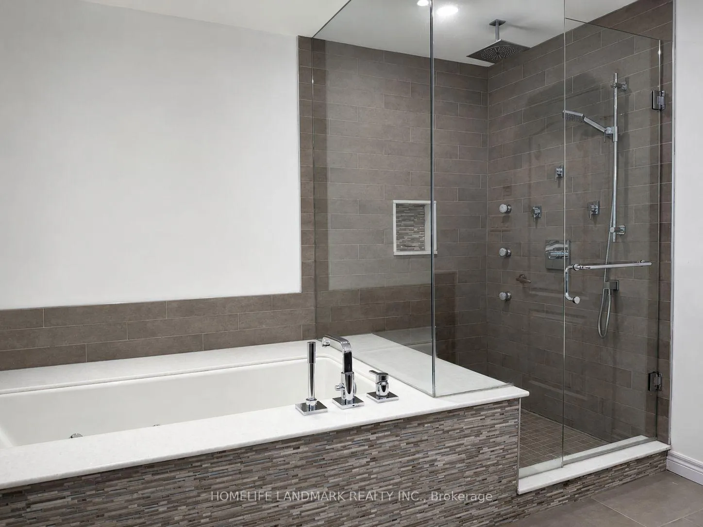 Photo 18 of 19 Arvida Drive, Vaughan, Brownridge — HOMEH