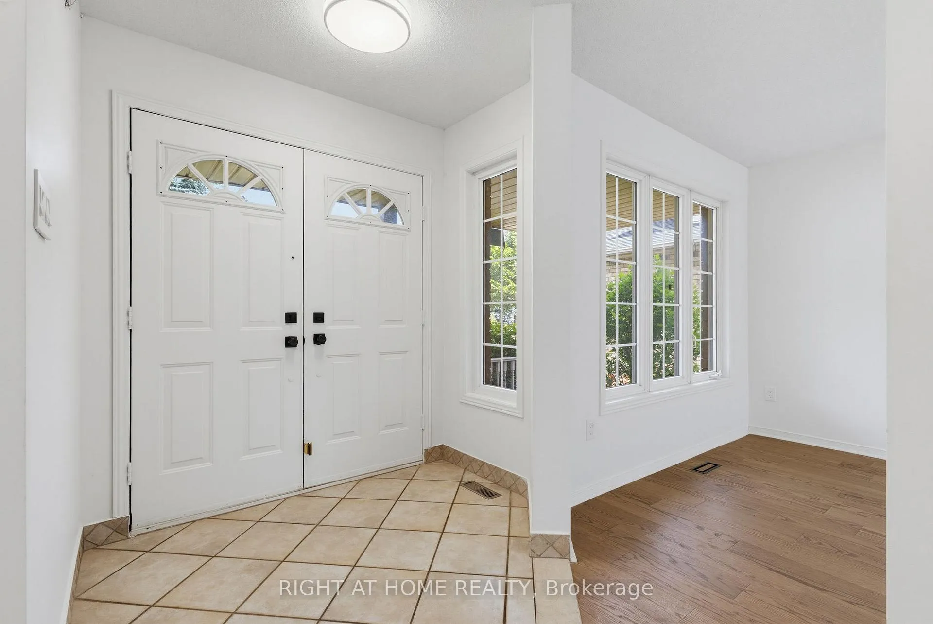 Photo 7 of 1087 Augustus Drive, Burlington, Brant — HOMEH