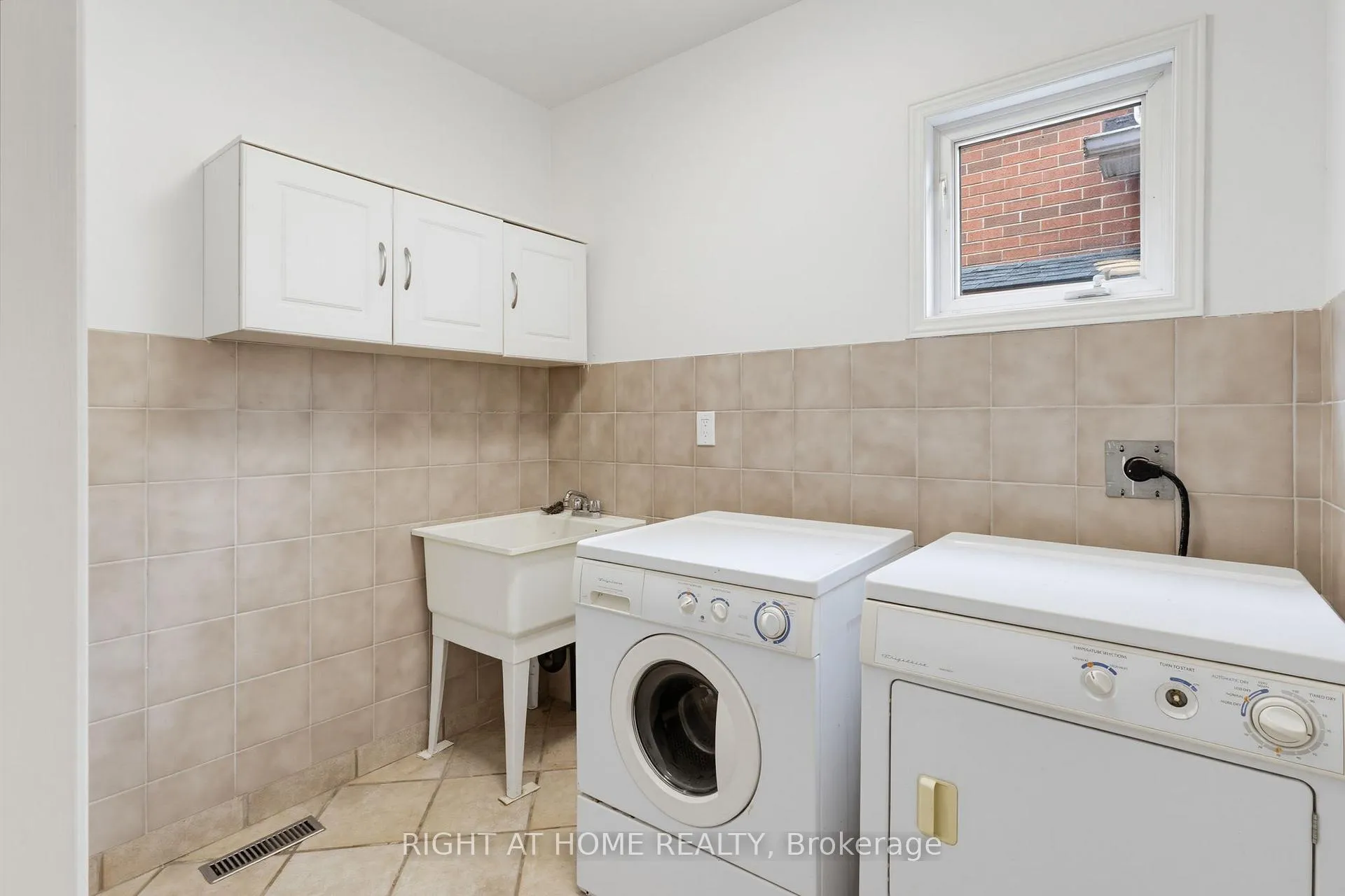 Photo 23 of 1087 Augustus Drive, Burlington, Brant — HOMEH