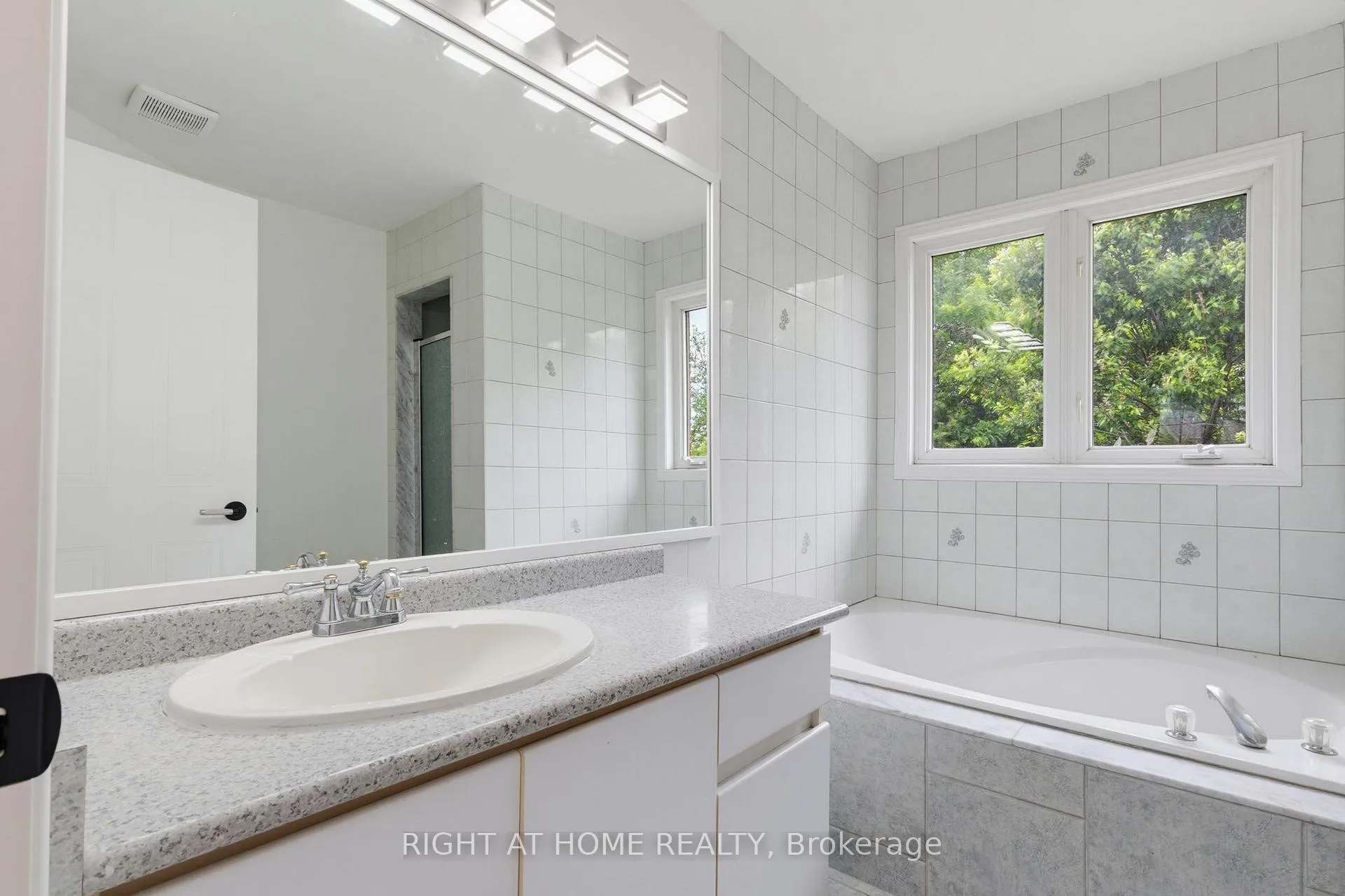 Photo 26 of 1087 Augustus Drive, Burlington, Brant — HOMEH