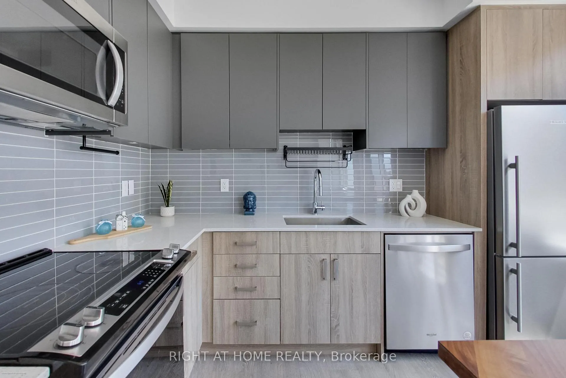 Photo 3 of Unit 10, 88 Turtle Island Road, Toronto, Englemount-Lawrence — HOMEH