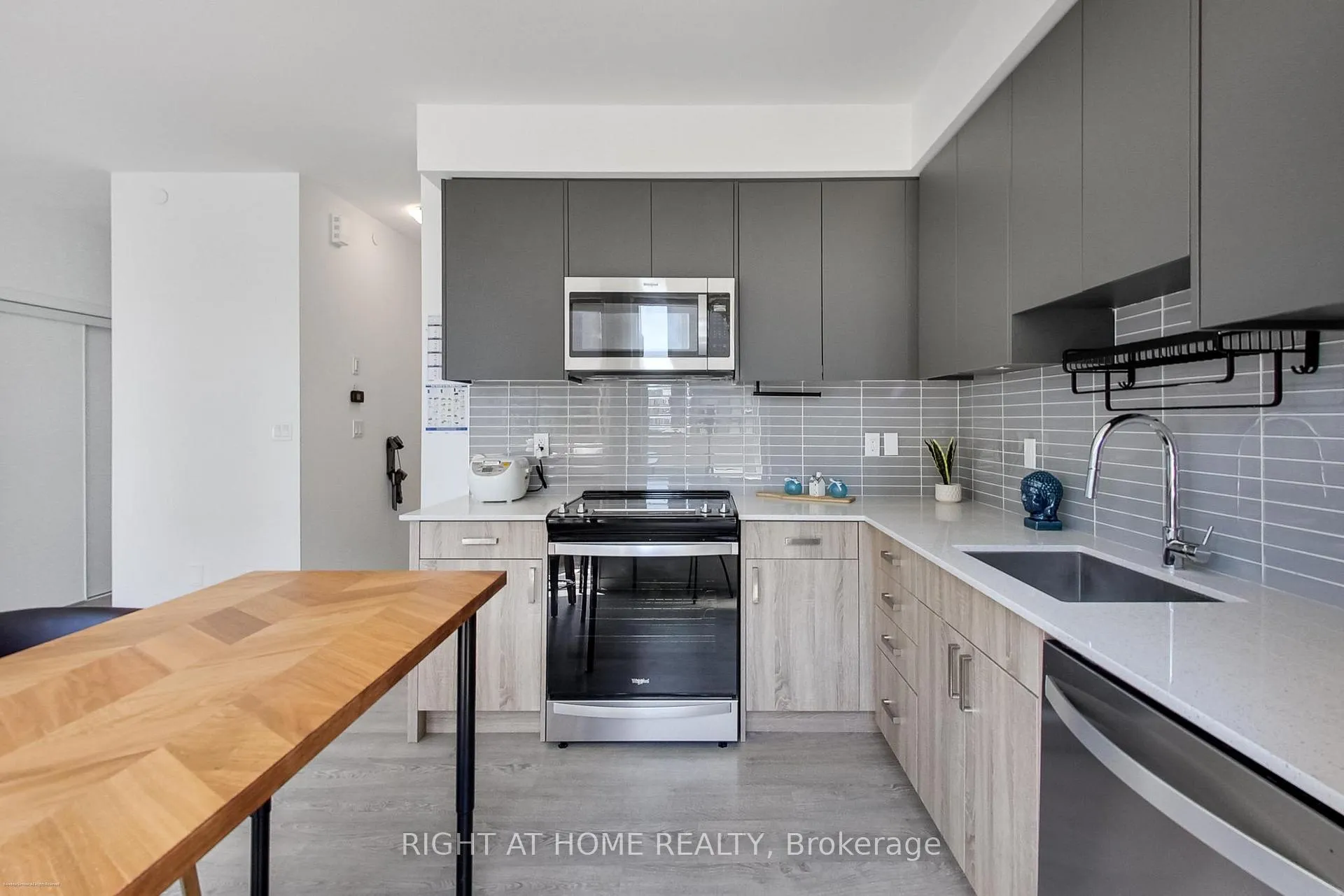 Photo 4 of Unit 10, 88 Turtle Island Road, Toronto, Englemount-Lawrence — HOMEH