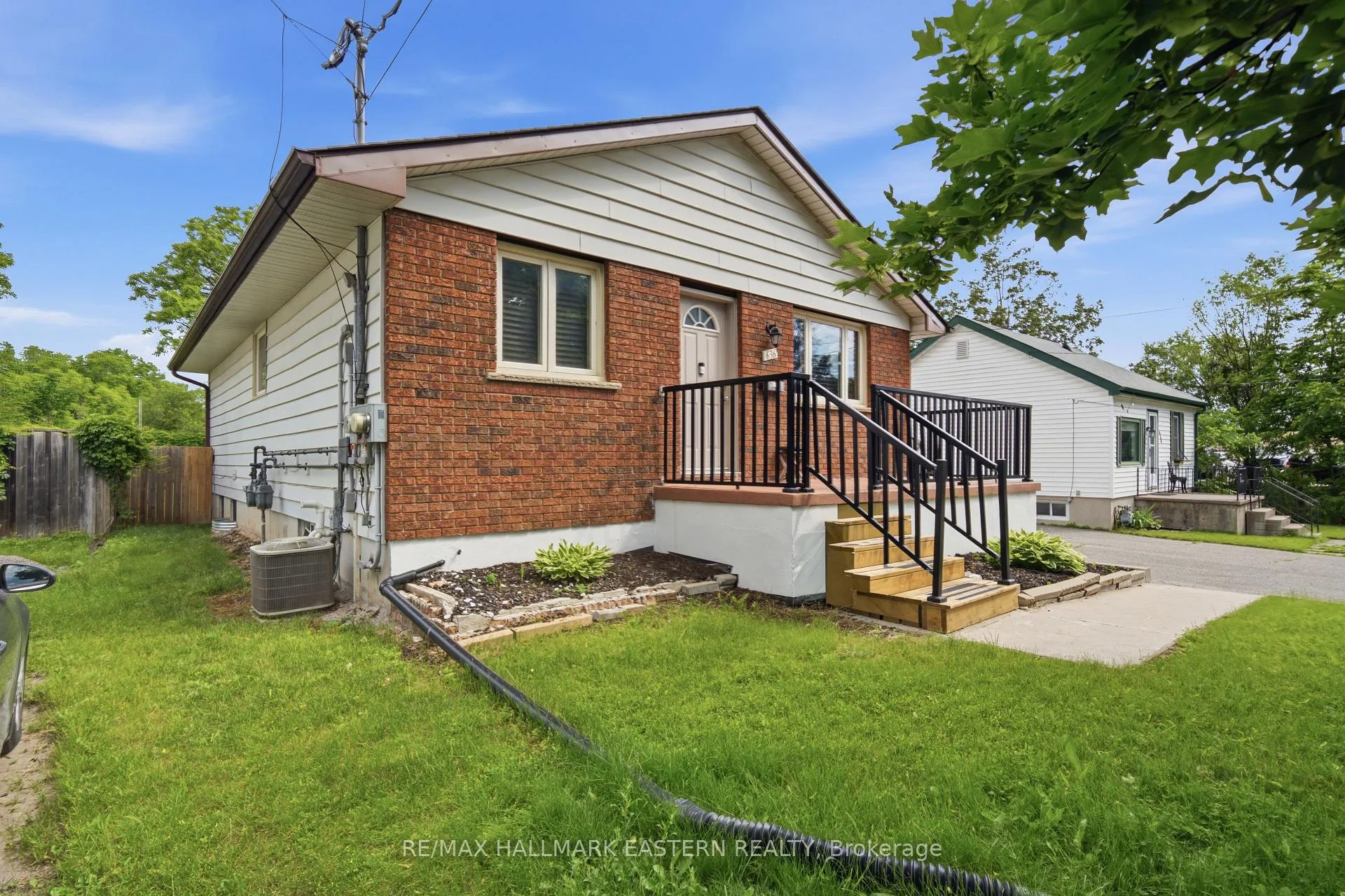 Photo 2 of 636 Frank Street, Peterborough, Otonabee Ward 1 — HOMEH