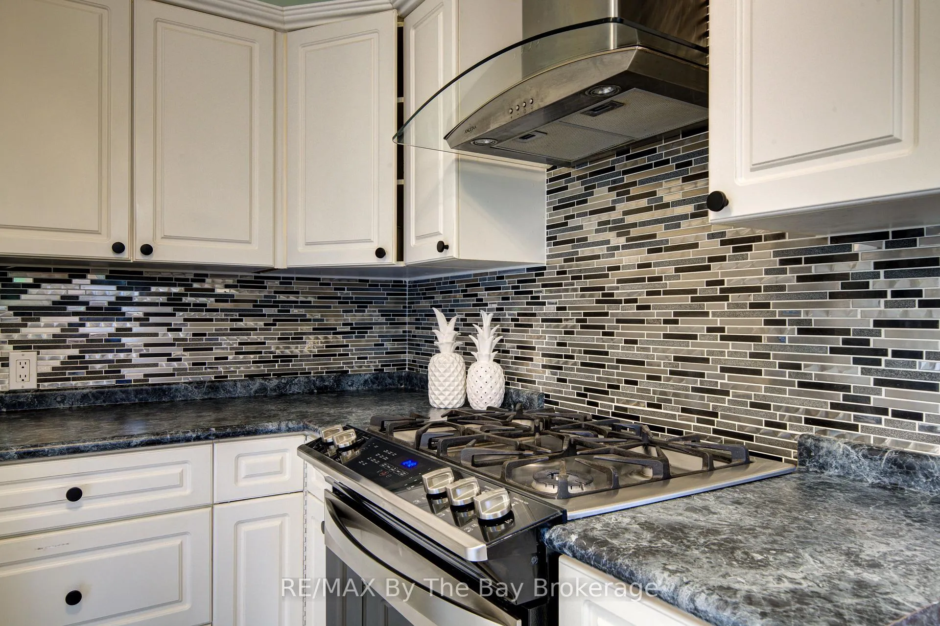 Photo 17 of 93 Frederick Dr S/s, Wasaga Beach — HOMEH