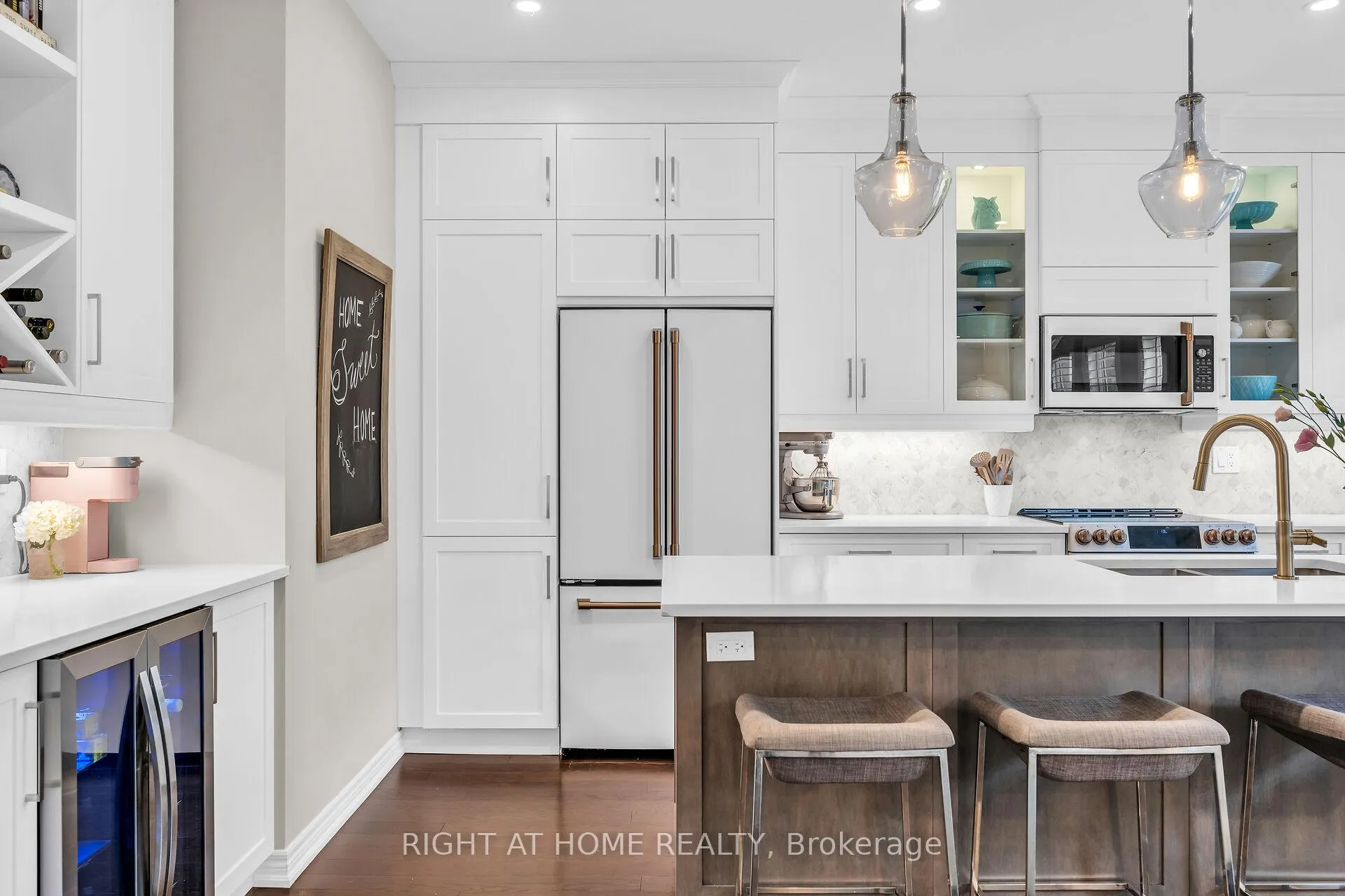 Photo 2 of 103 Macbean Crescent, Hamilton, Waterdown — HOMEH