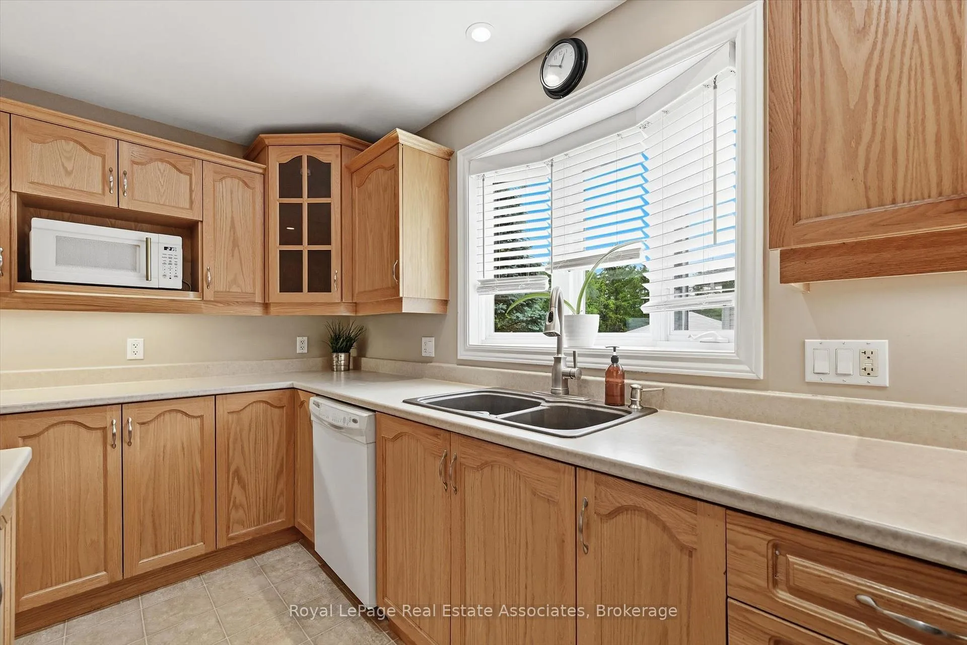 Photo 8 of 180 Glenariff Drive, Hamilton, Freelton — HOMEH