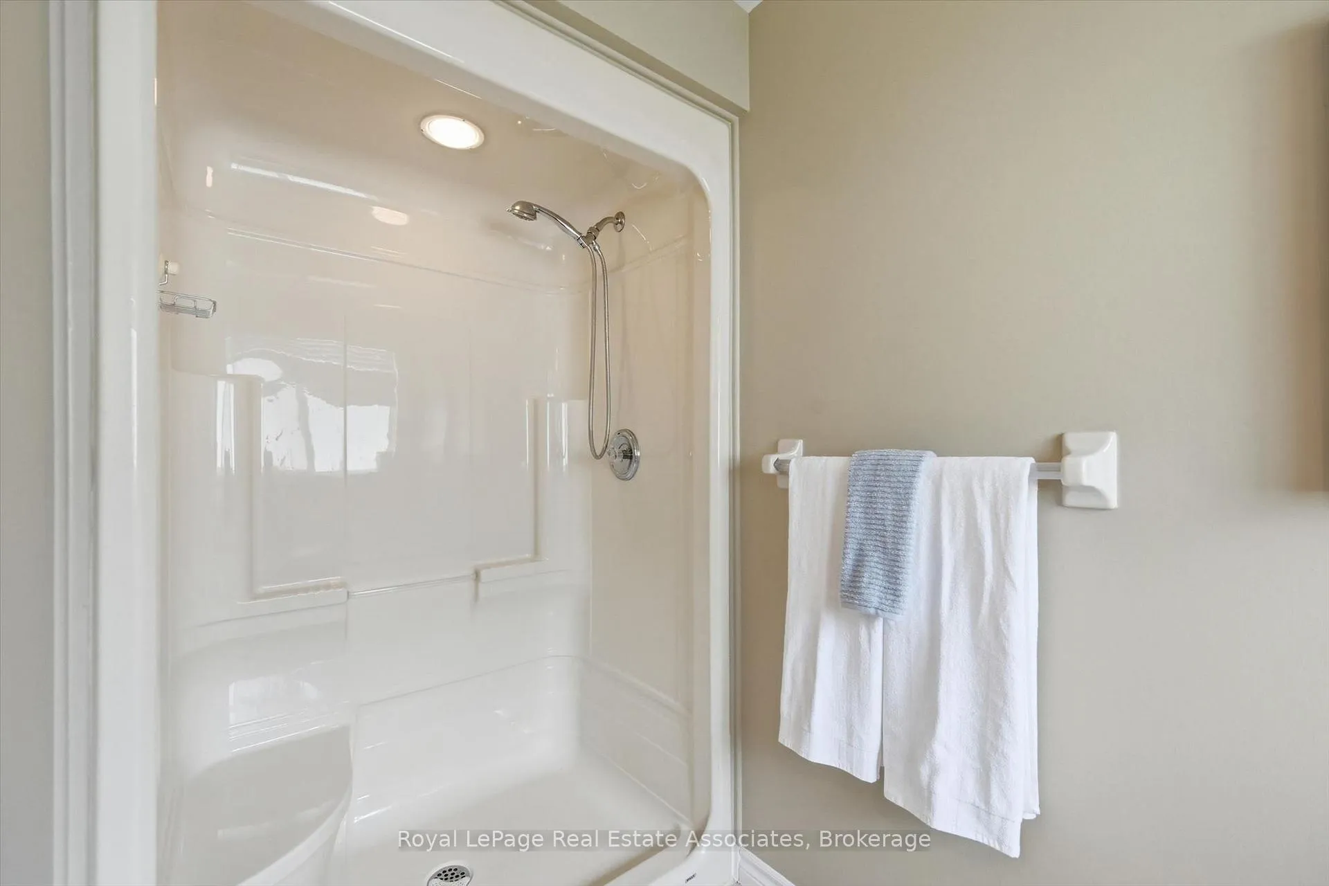 Photo 20 of 180 Glenariff Drive, Hamilton, Freelton — HOMEH
