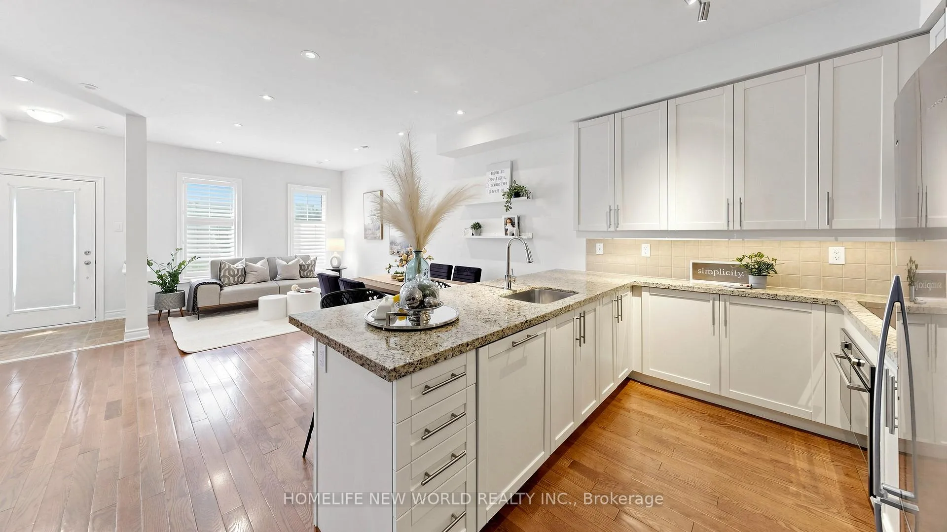 Photo 4 of Unit 5, 30 Hargrave Lane, North York, Bridle Path-Sunnybrook-York Mills — HOMEH