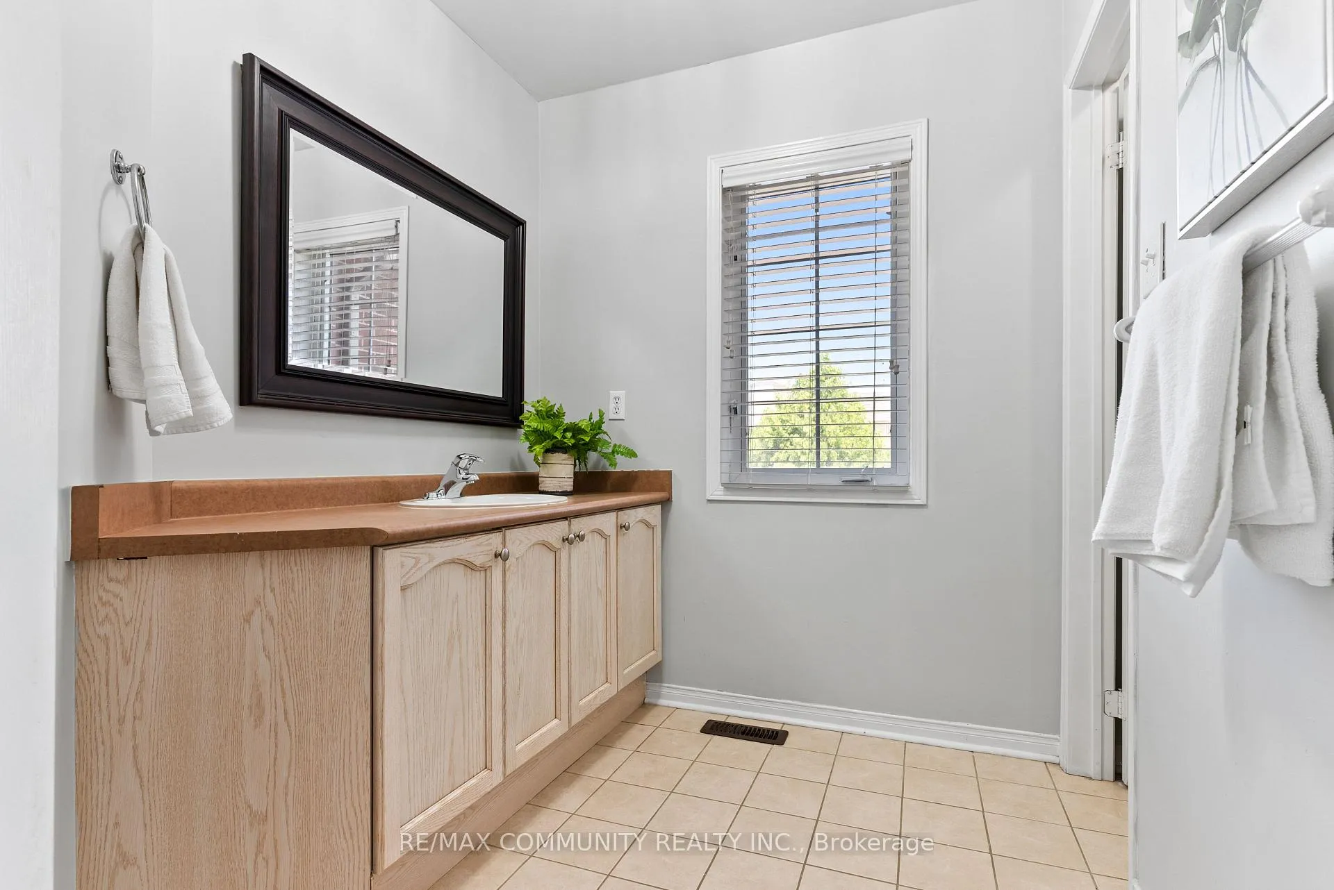 Photo 26 of 1081 Langford Street, Oshawa, Eastdale — HOMEH