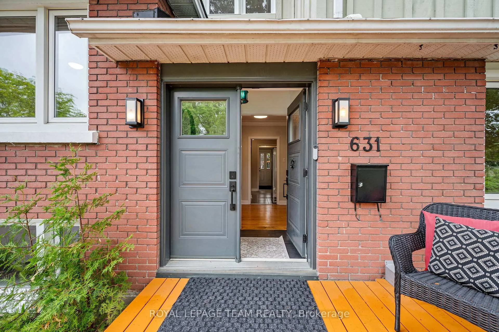 Photo 4 of 631 Courtenay Avenue, Ottawa, McKellar/Highland — HOMEH