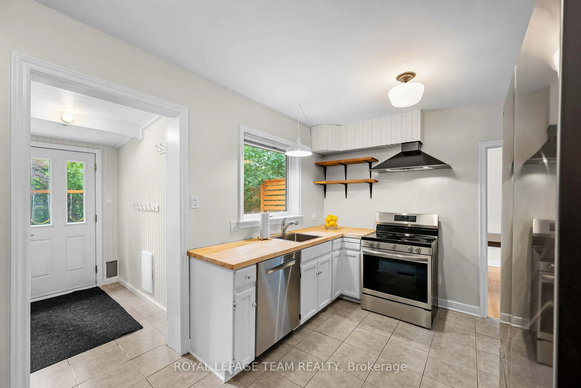 Photo 10 of 631 Courtenay Avenue, Ottawa, McKellar/Highland — HOMEH