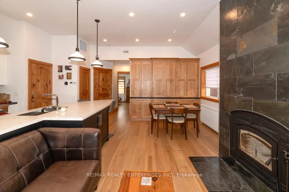 Photo 4 of Unit Upper, 837 Kingston Road, Toronto, The Beaches — HOMEH