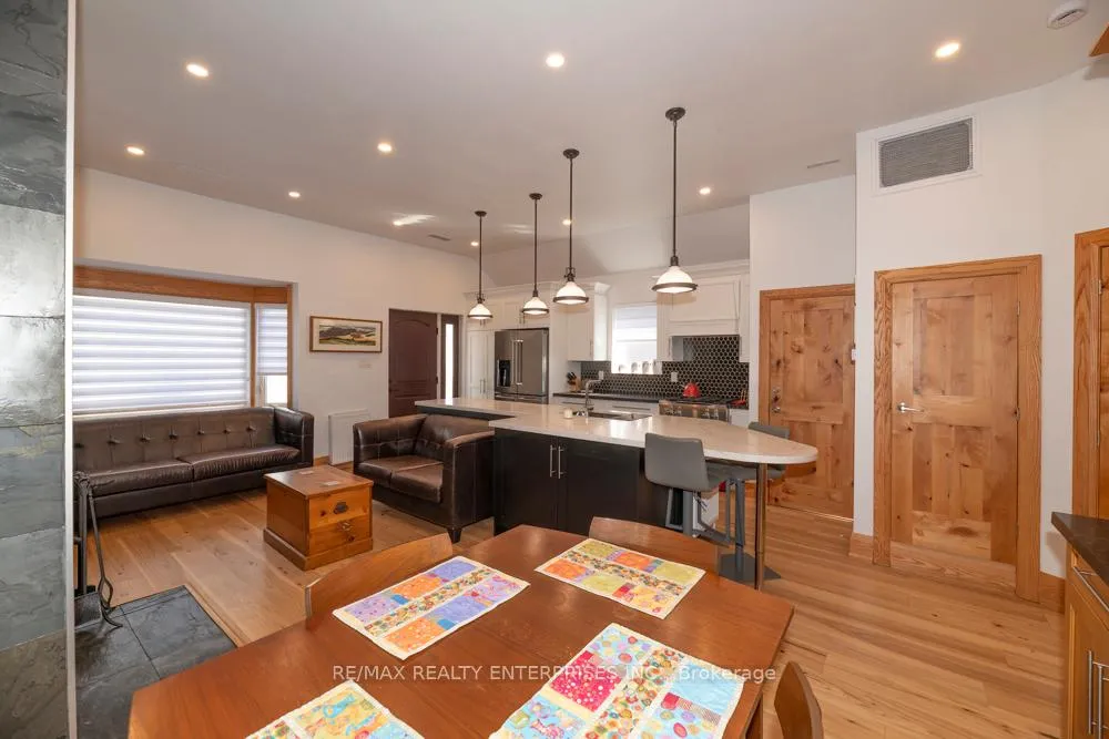 Photo 6 of Unit Upper, 837 Kingston Road, Toronto, The Beaches — HOMEH