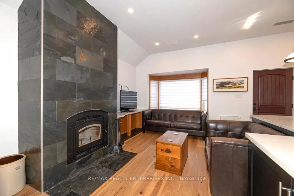 Photo 7 of Unit Upper, 837 Kingston Road, Toronto, The Beaches — HOMEH