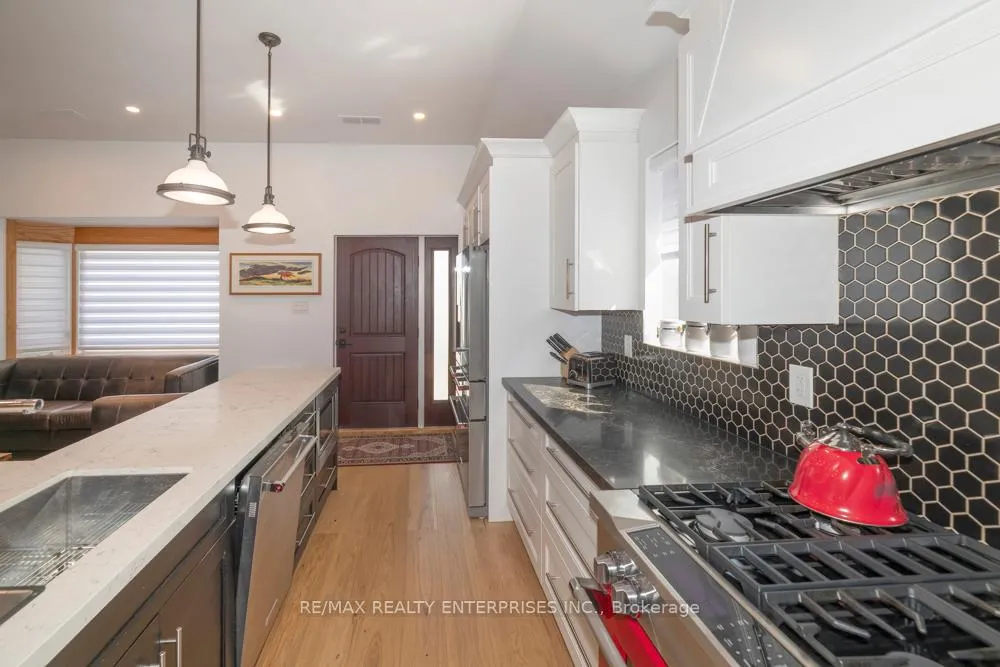 Photo 11 of Unit Upper, 837 Kingston Road, Toronto, The Beaches — HOMEH