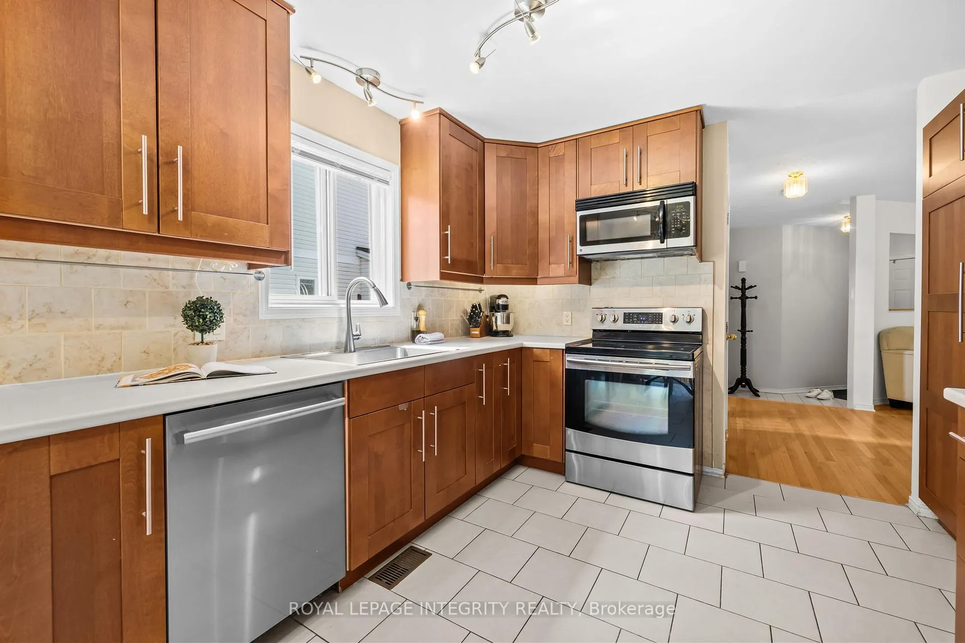 Photo 9 of 25 Crystal Park Crescent, Ottawa, Central Park — HOMEH