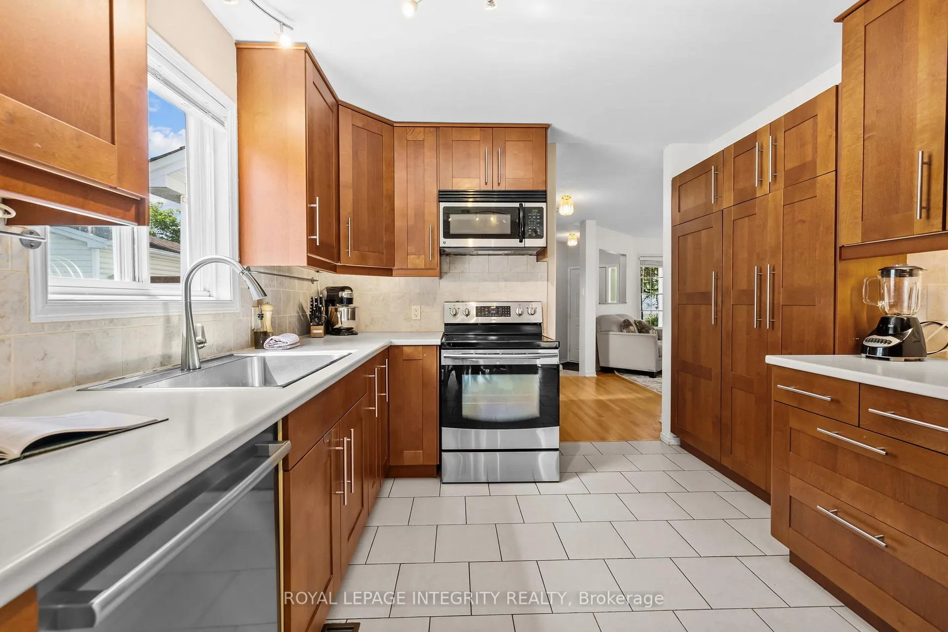 Photo 10 of 25 Crystal Park Crescent, Ottawa, Central Park — HOMEH
