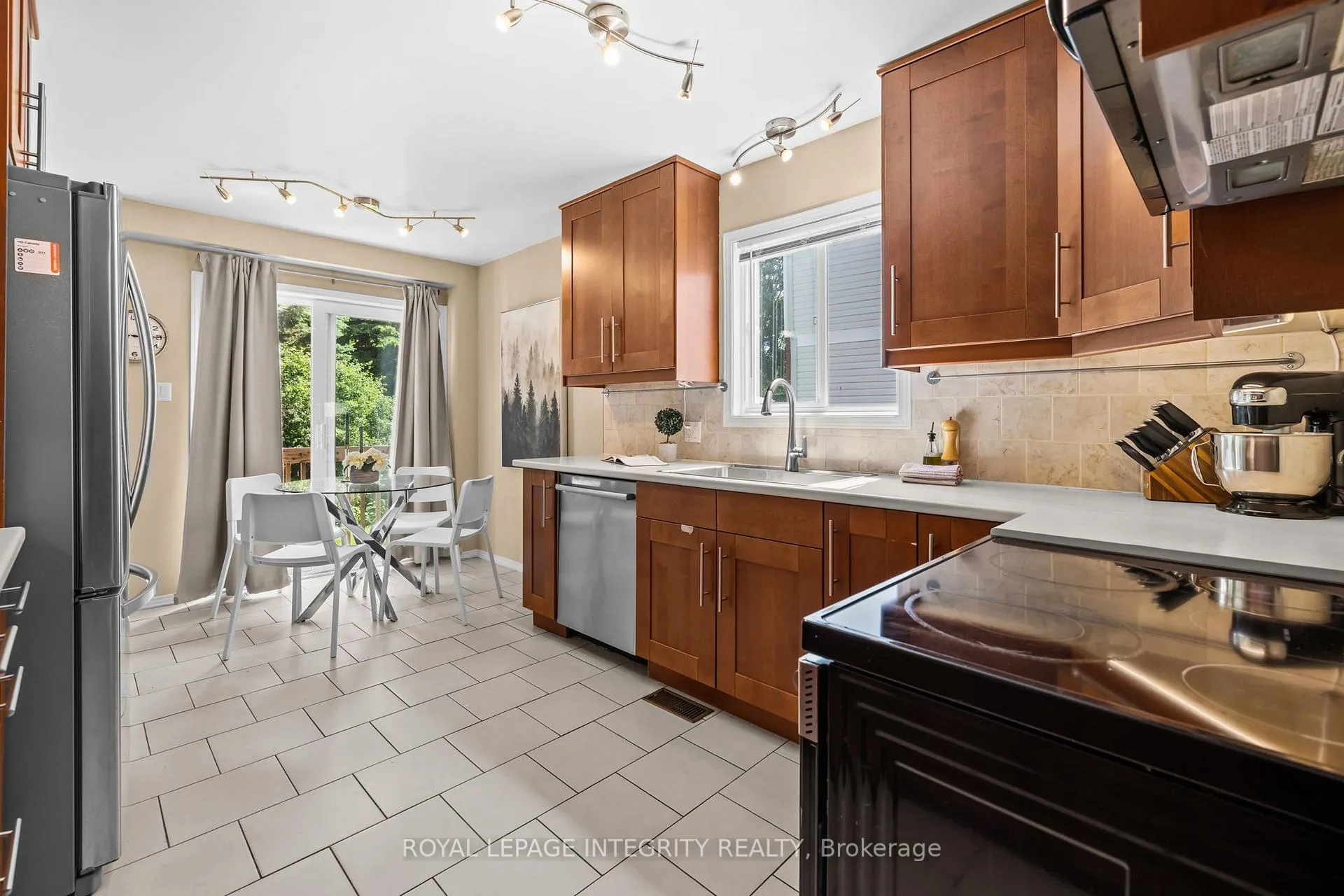 Photo 11 of 25 Crystal Park Crescent, Ottawa, Central Park — HOMEH