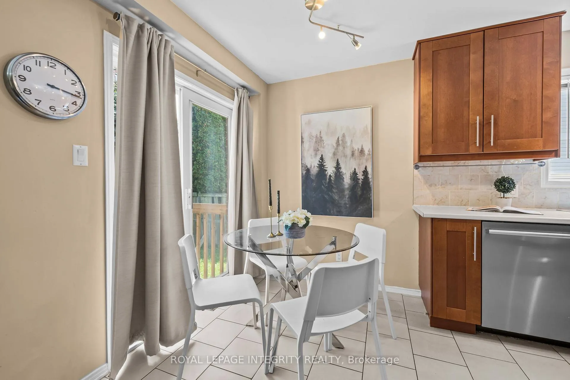 Photo 12 of 25 Crystal Park Crescent, Ottawa, Central Park — HOMEH