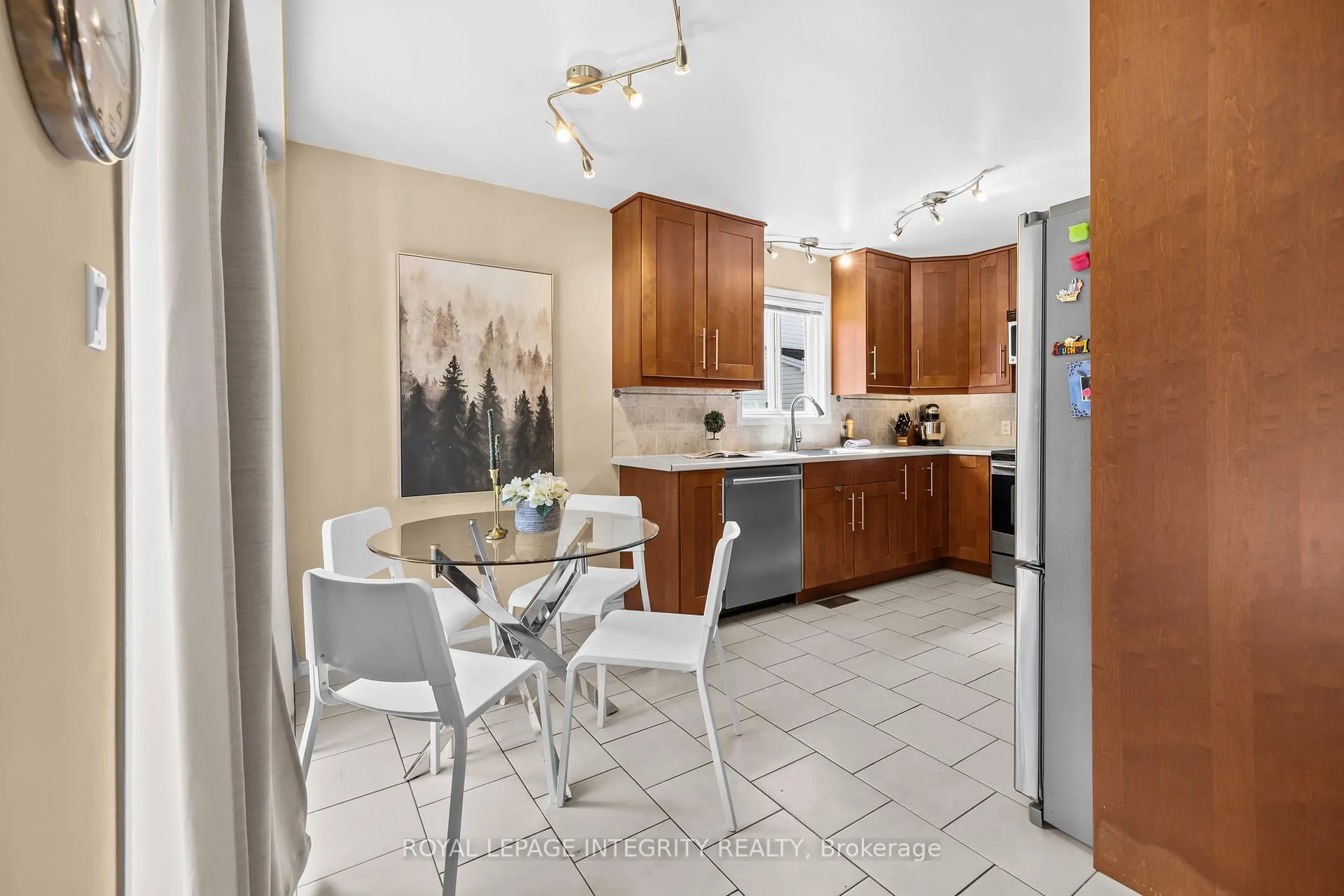 Photo 13 of 25 Crystal Park Crescent, Ottawa, Central Park — HOMEH