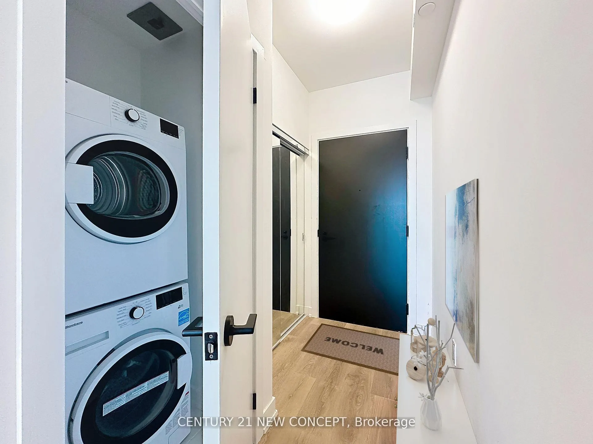 Photo 3 of Unit 3204, 117 Broadway Avenue, Toronto, Mount Pleasant West — HOMEH