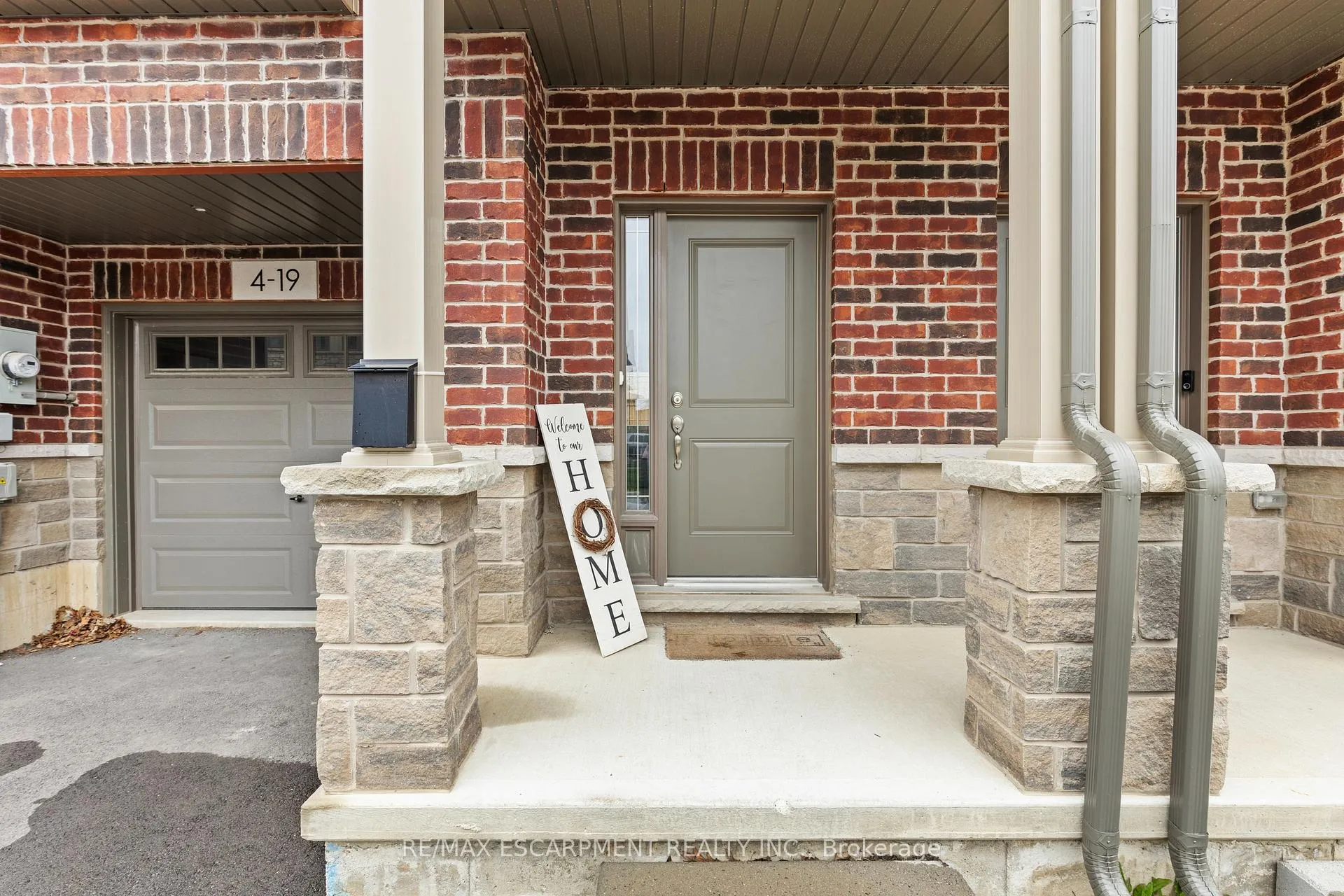 Photo 4 of Unit 4, 19 Picardy Drive, Hamilton, Stoney Creek Mountain — HOMEH