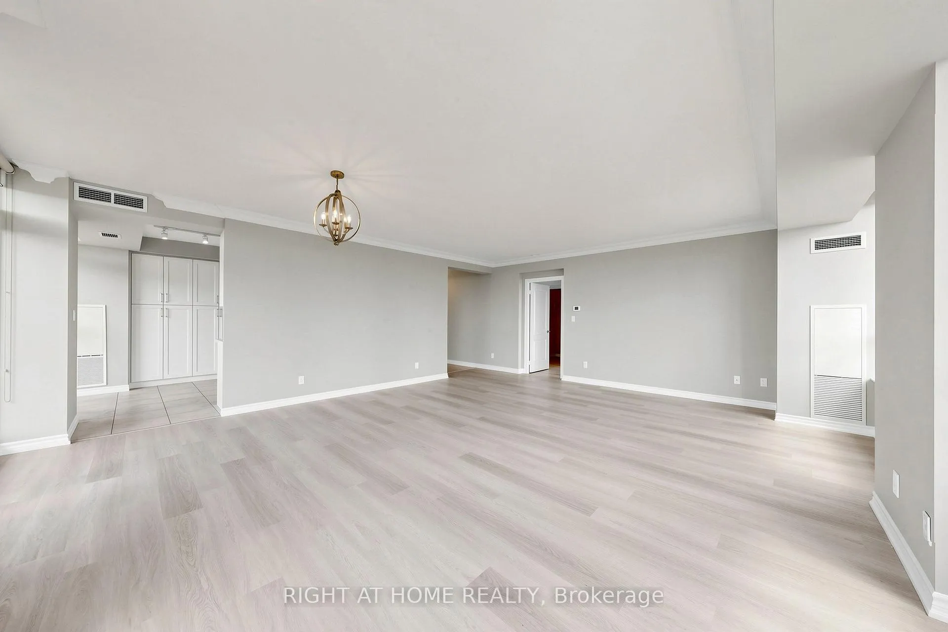 Photo 8 of Unit 1505, 88 Promenade Circle, Vaughan, Brownridge — HOMEH