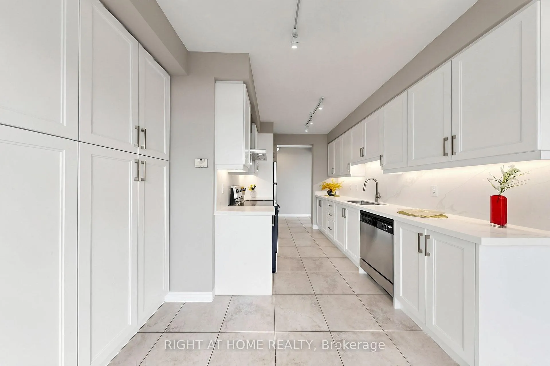 Photo 11 of Unit 1505, 88 Promenade Circle, Vaughan, Brownridge — HOMEH