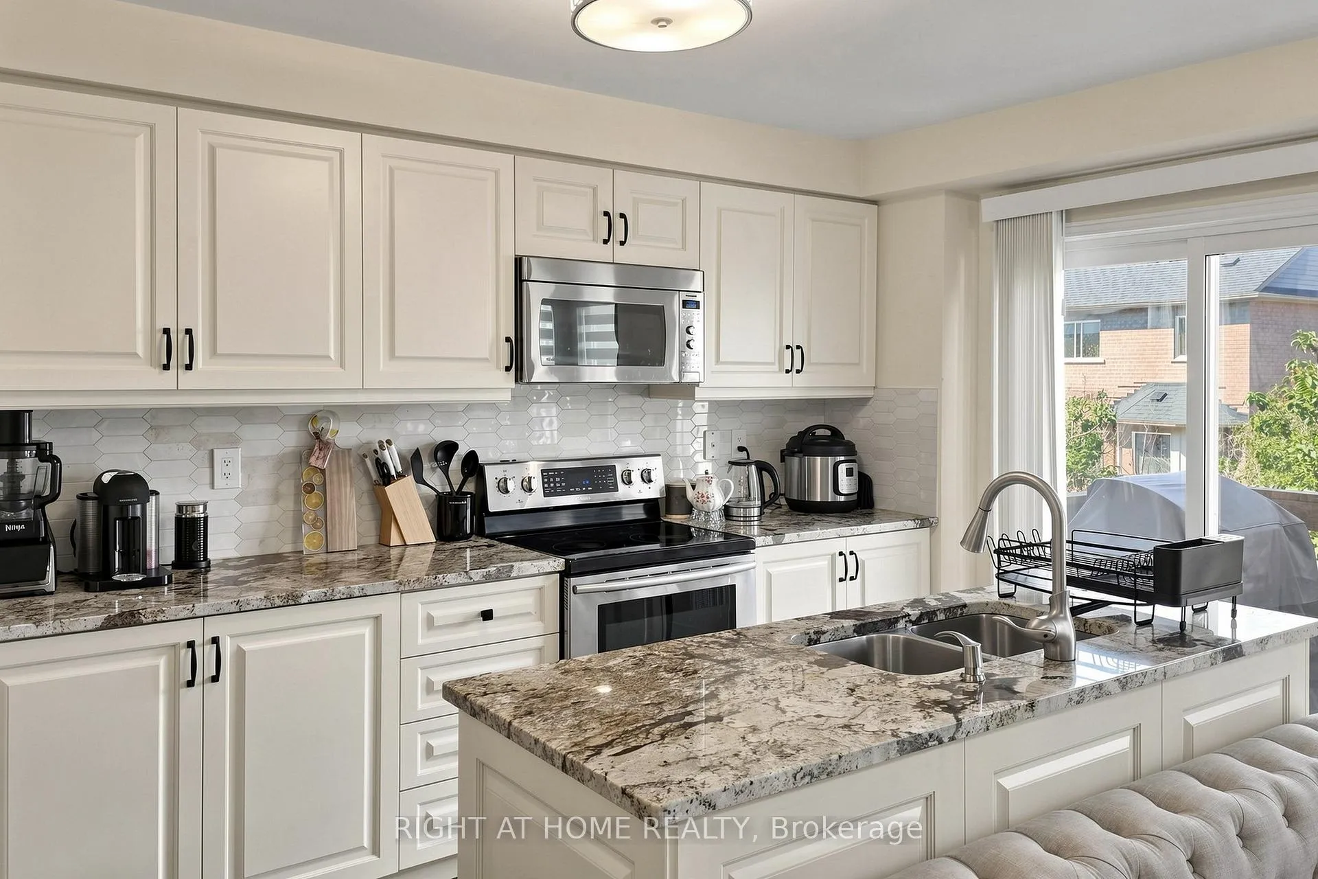 Photo 18 of 48 Harmony Road, Vaughan, Patterson — HOMEH