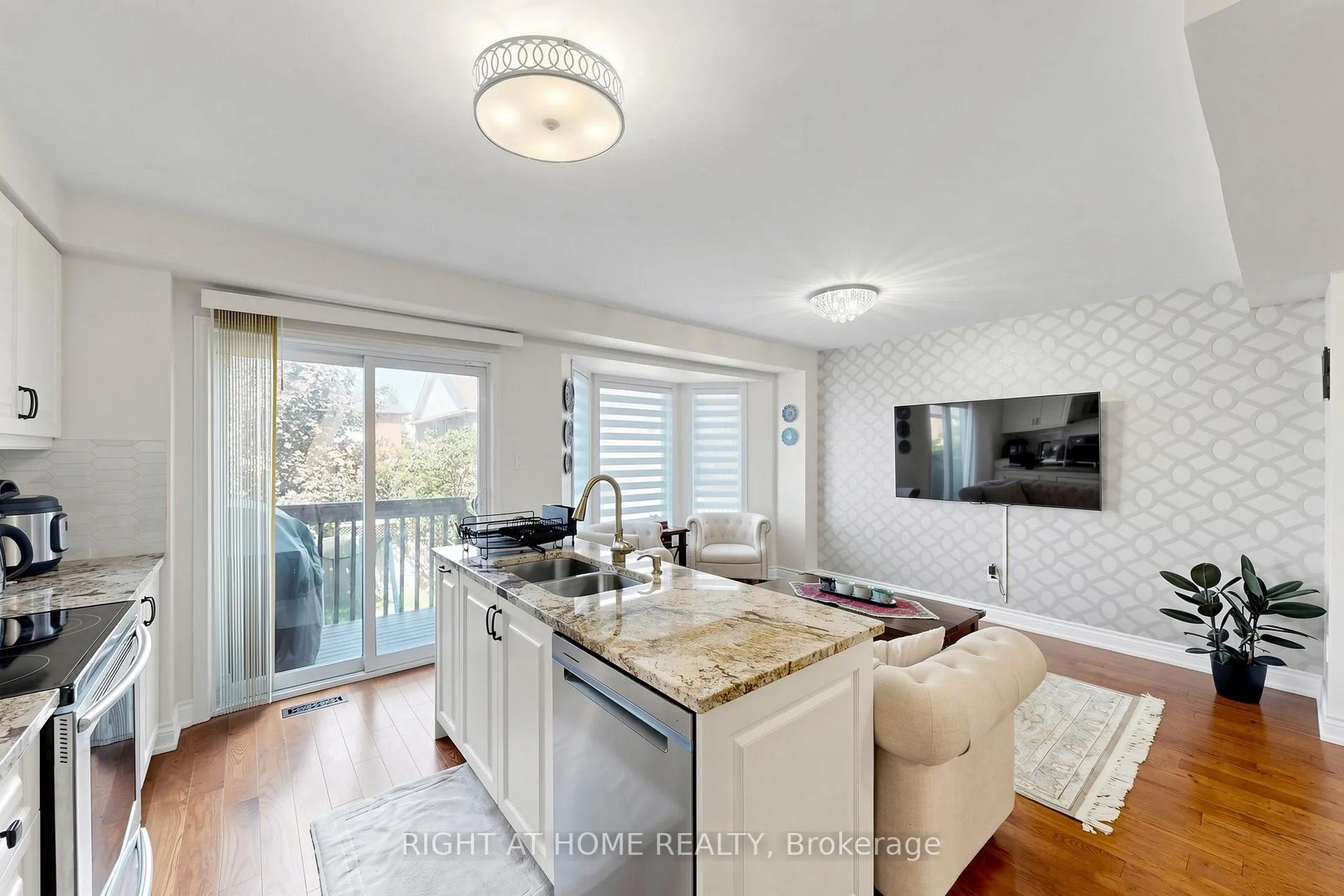 Photo 19 of 48 Harmony Road, Vaughan, Patterson — HOMEH