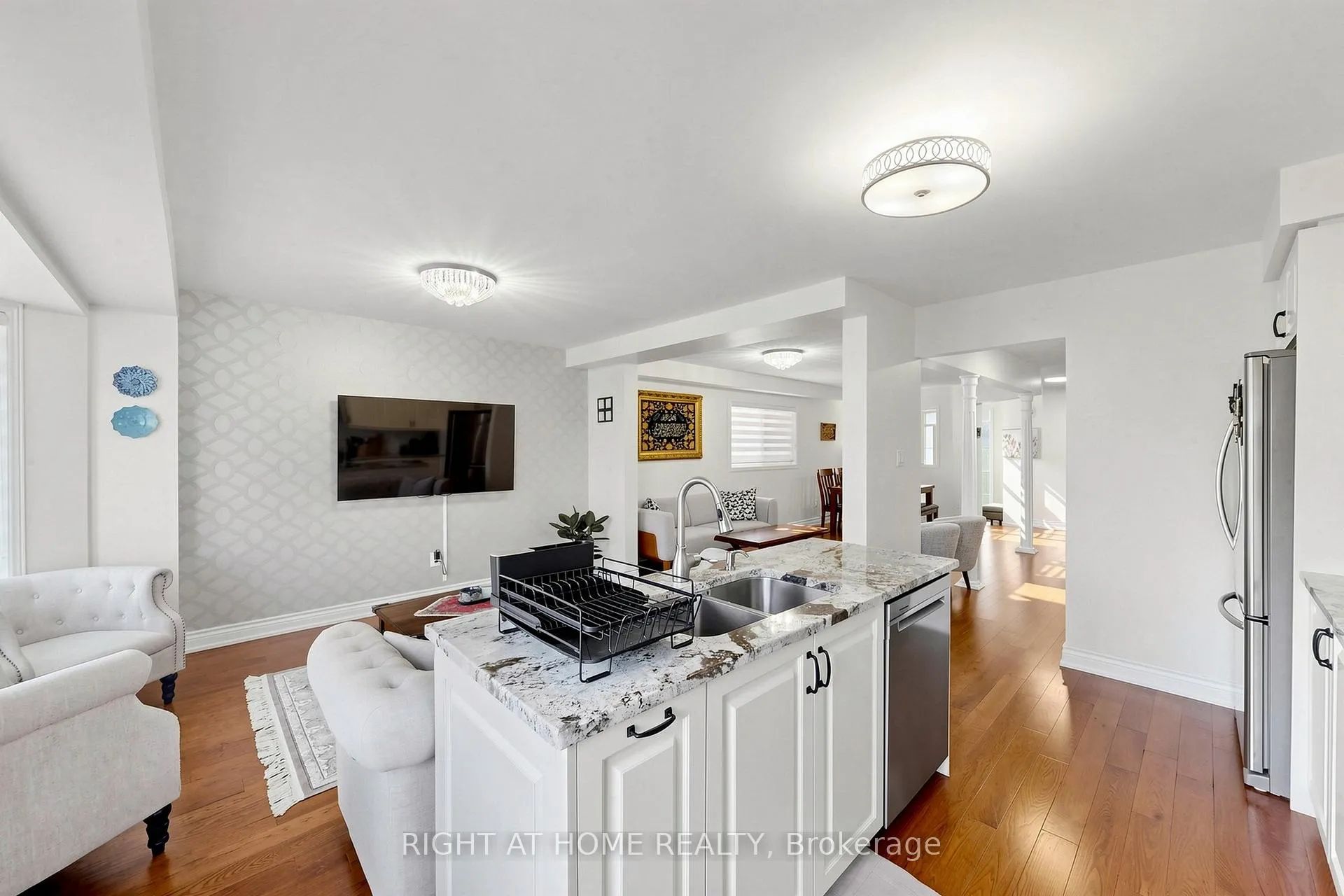Photo 20 of 48 Harmony Road, Vaughan, Patterson — HOMEH