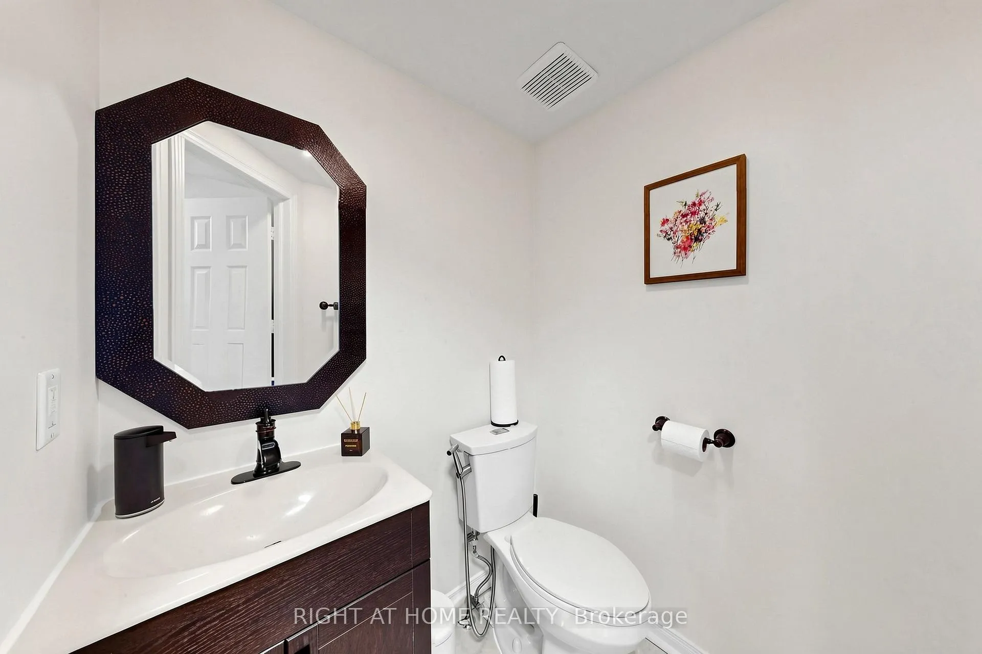 Photo 23 of 48 Harmony Road, Vaughan, Patterson — HOMEH
