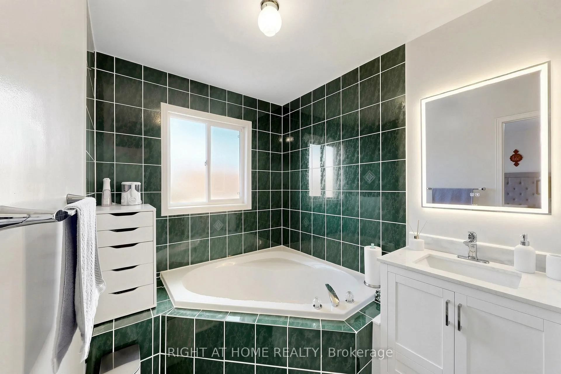 Photo 34 of 48 Harmony Road, Vaughan, Patterson — HOMEH