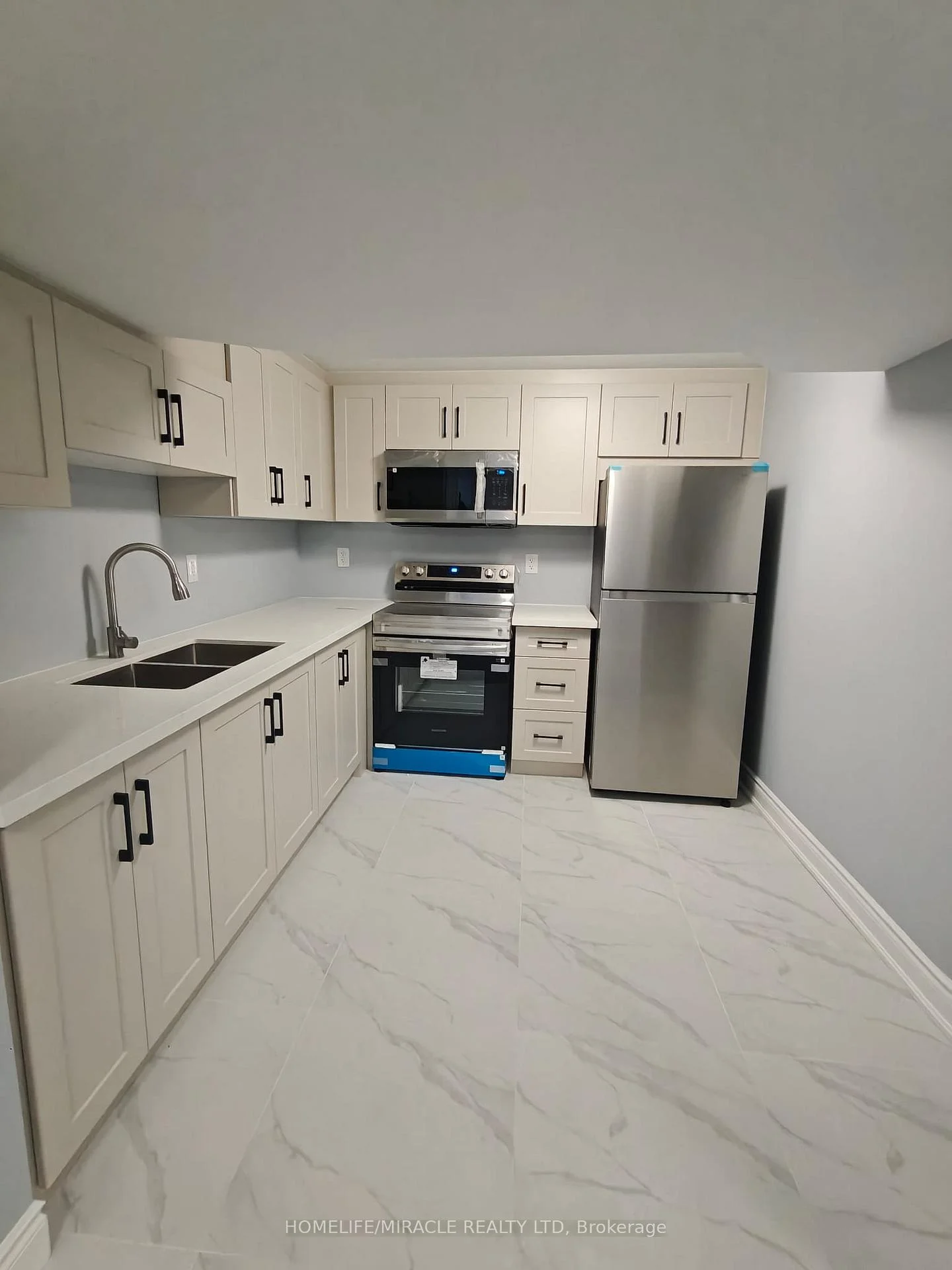 Photo 19 of 28 Crossmore Crescent, Cambridge, Westview — HOMEH