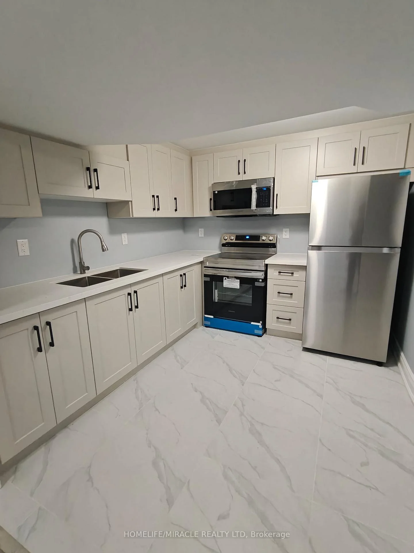 Photo 20 of 28 Crossmore Crescent, Cambridge, Westview — HOMEH