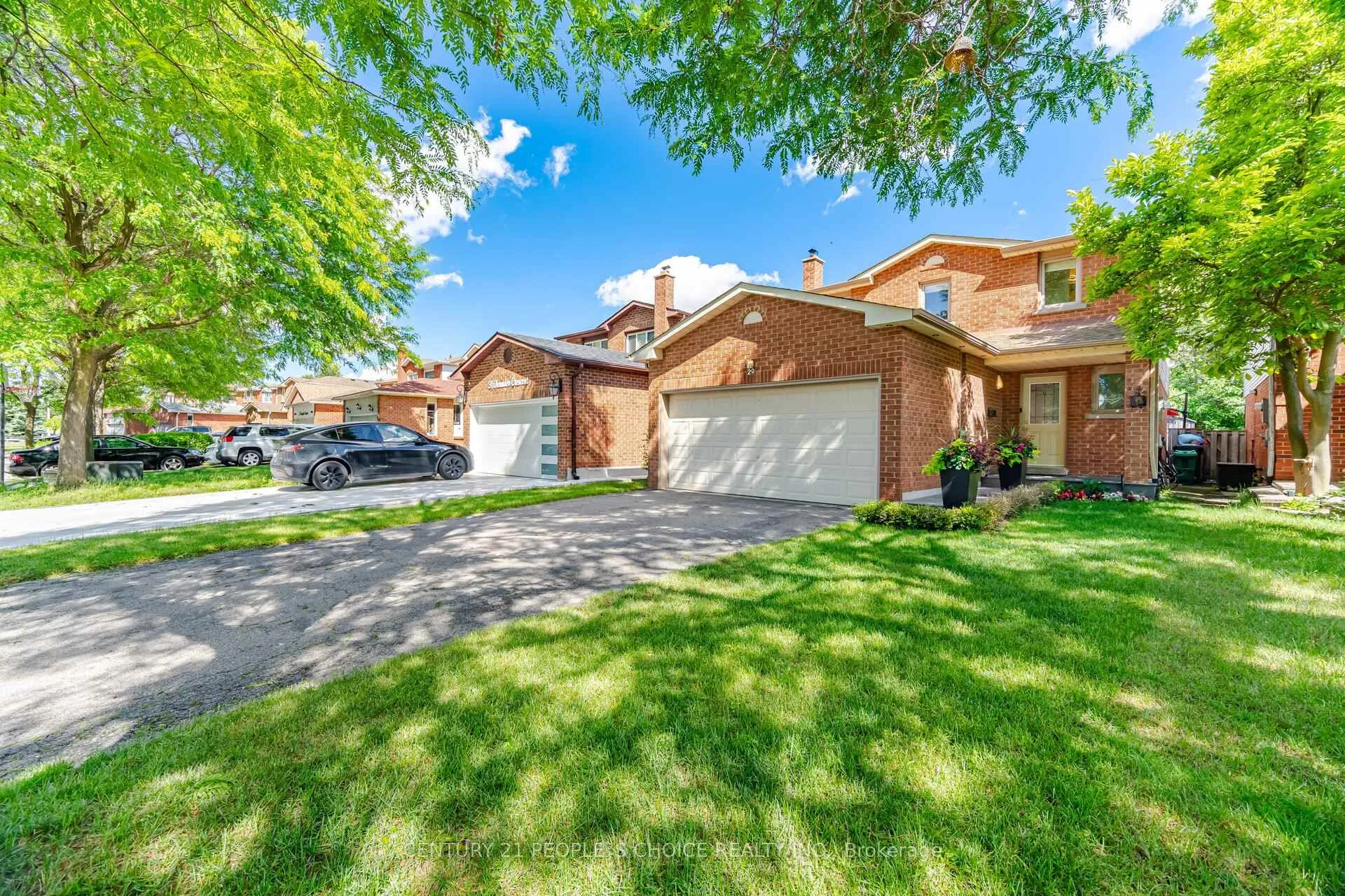 Photo 2 of 29 Oleander Crescent, Brampton, Heart Lake East — HOMEH