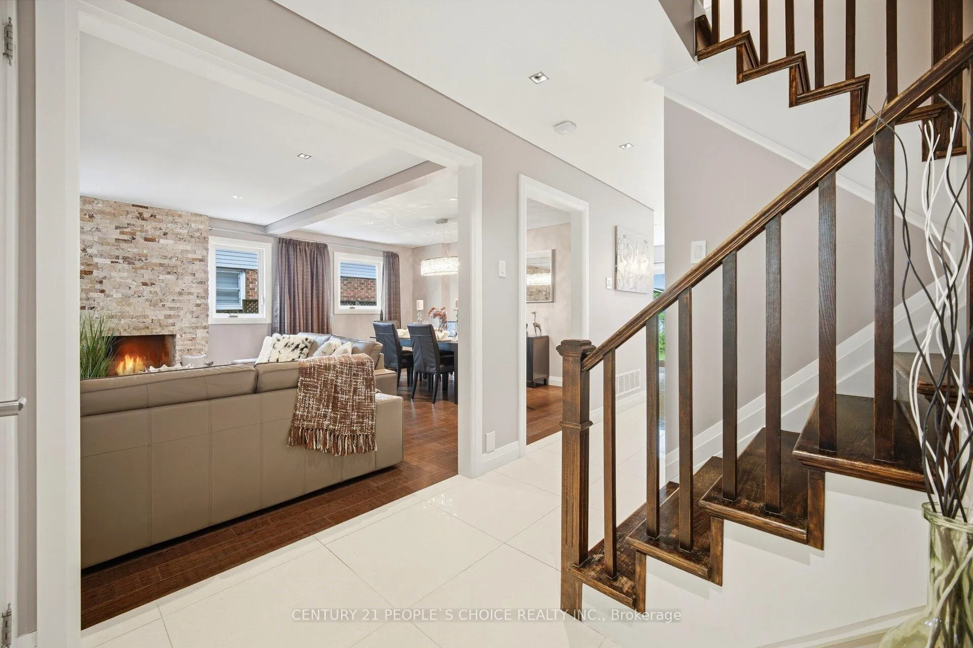 Photo 4 of 29 Oleander Crescent, Brampton, Heart Lake East — HOMEH
