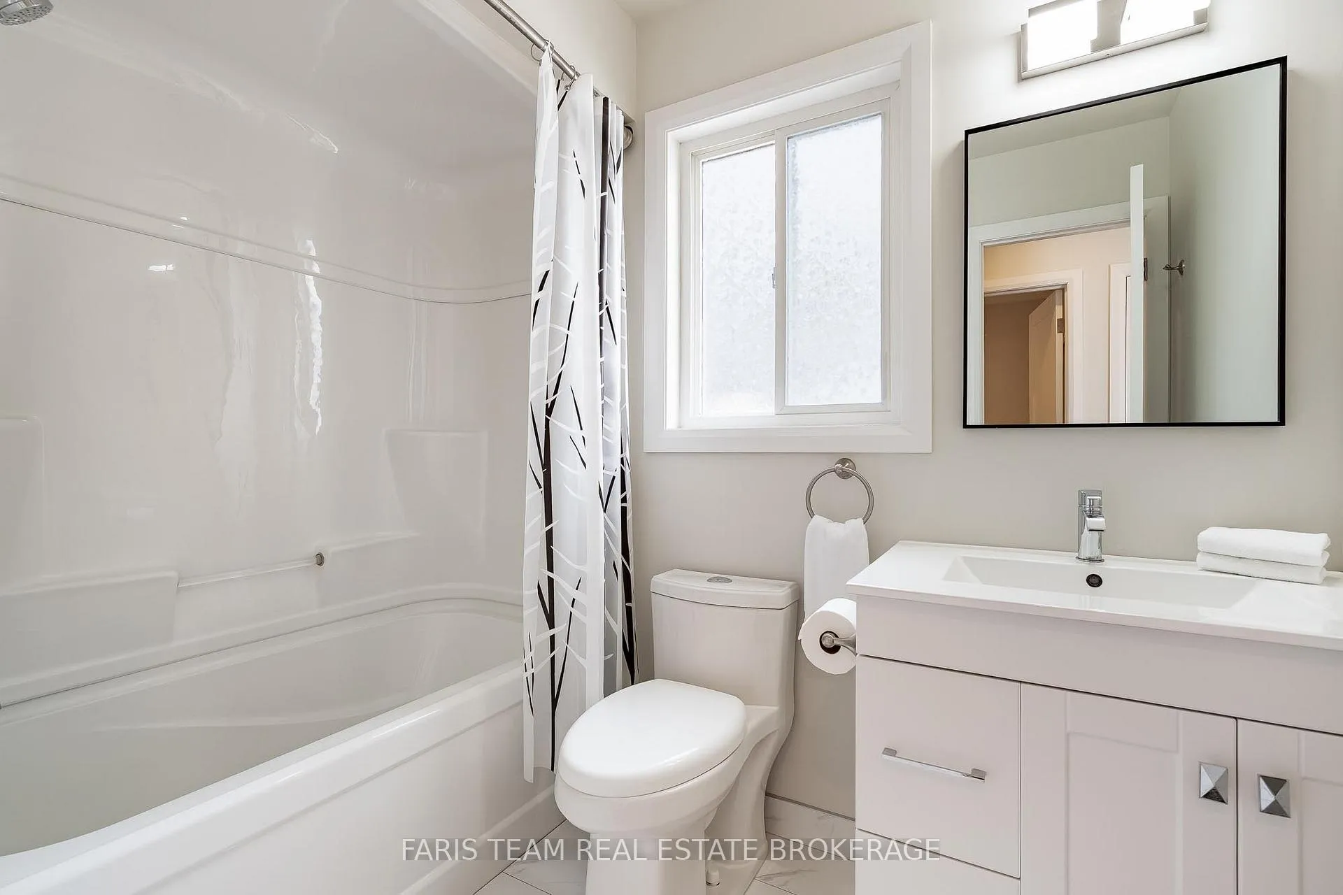 Photo 23 of 44 Hawthorne Crescent, Barrie, Ardagh — HOMEH