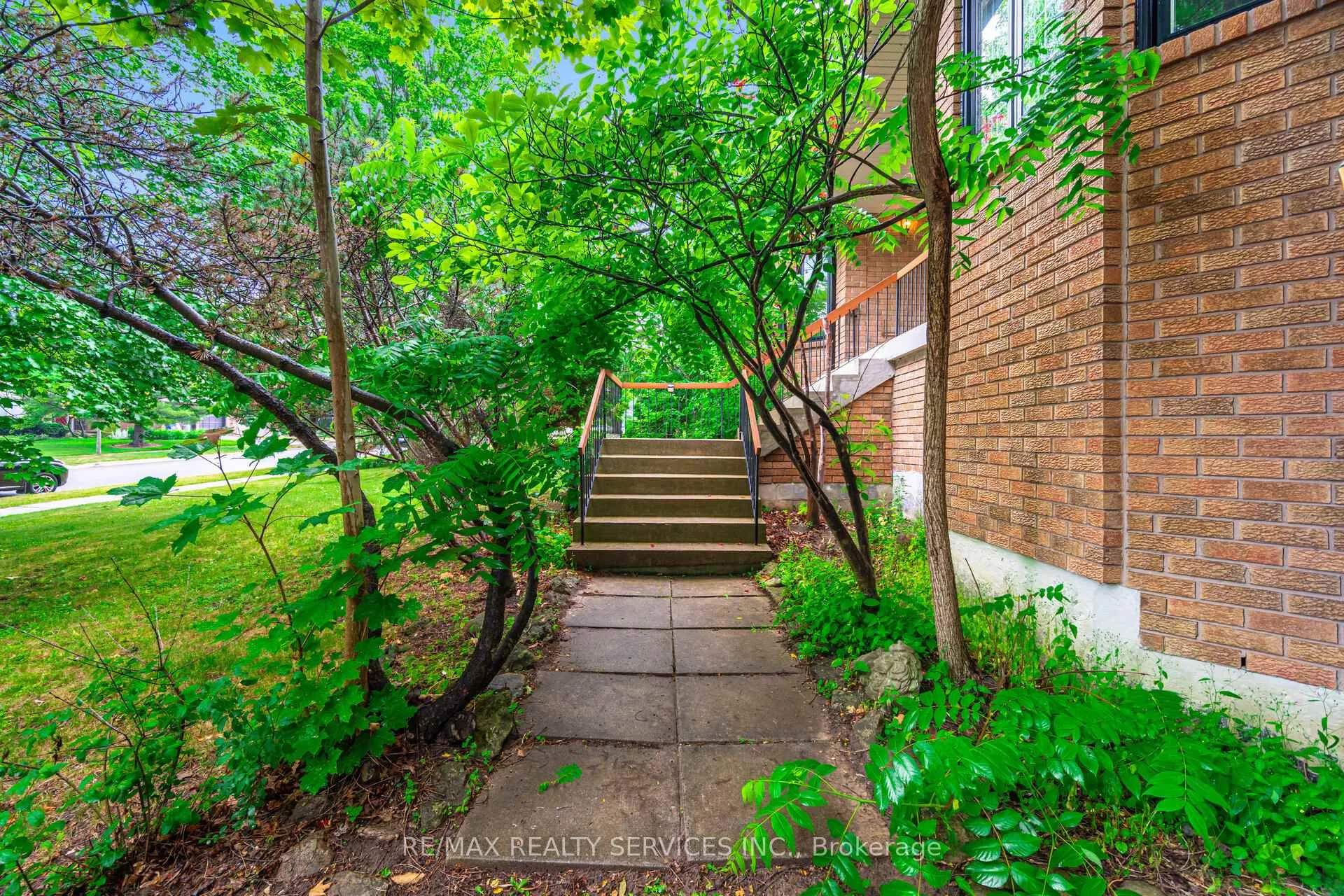 Photo 11 of 106 Kenpark Avenue, Brampton, Snelgrove — HOMEH
