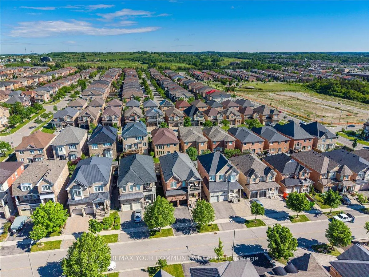 Photo 4 of 30 Jazz Drive, Vaughan, Patterson — HOMEH