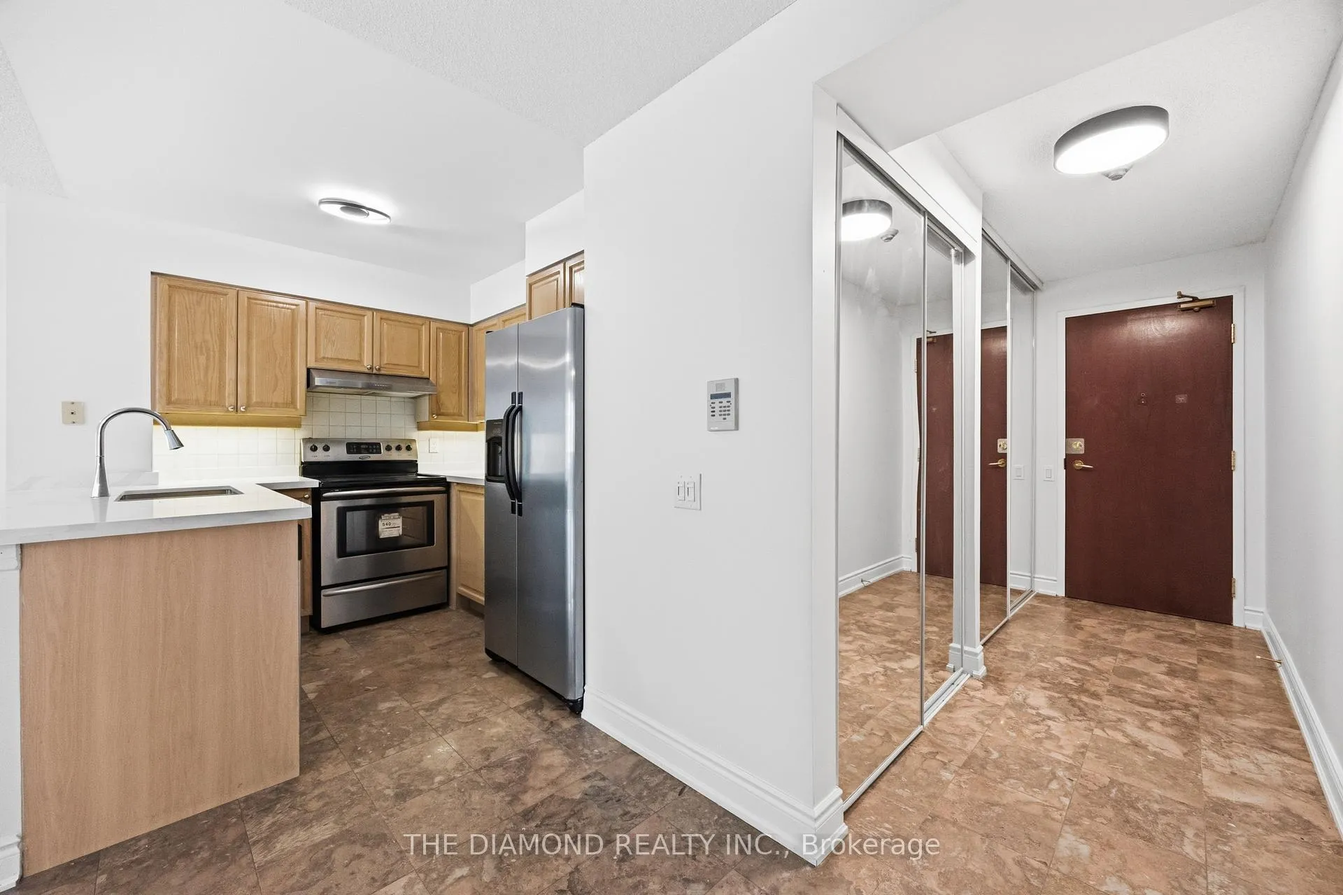 Photo 7 of Unit 907, 750 Bay Street, Toronto, Bay Street Corridor — HOMEH