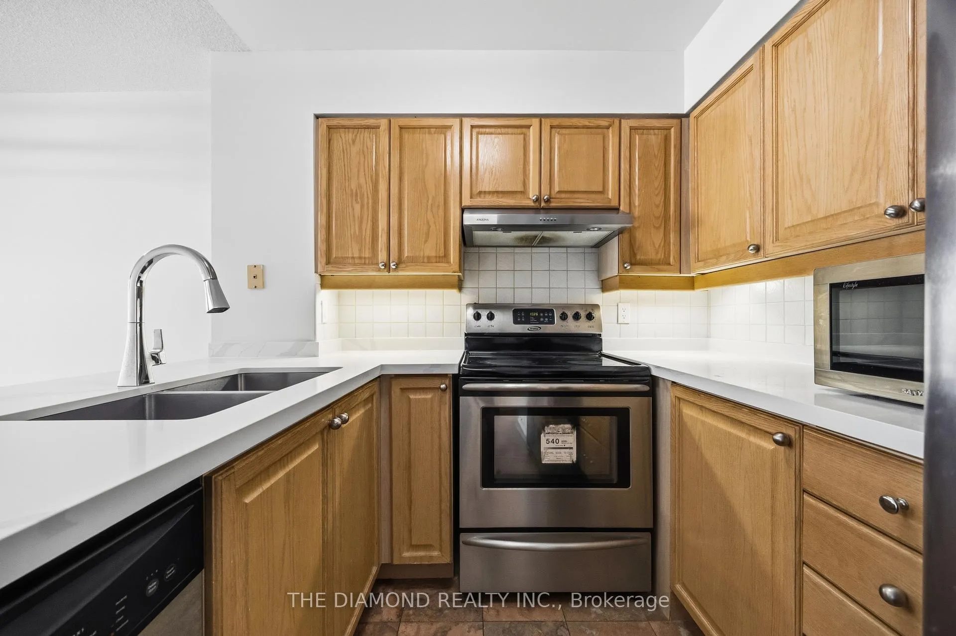 Photo 9 of Unit 907, 750 Bay Street, Toronto, Bay Street Corridor — HOMEH
