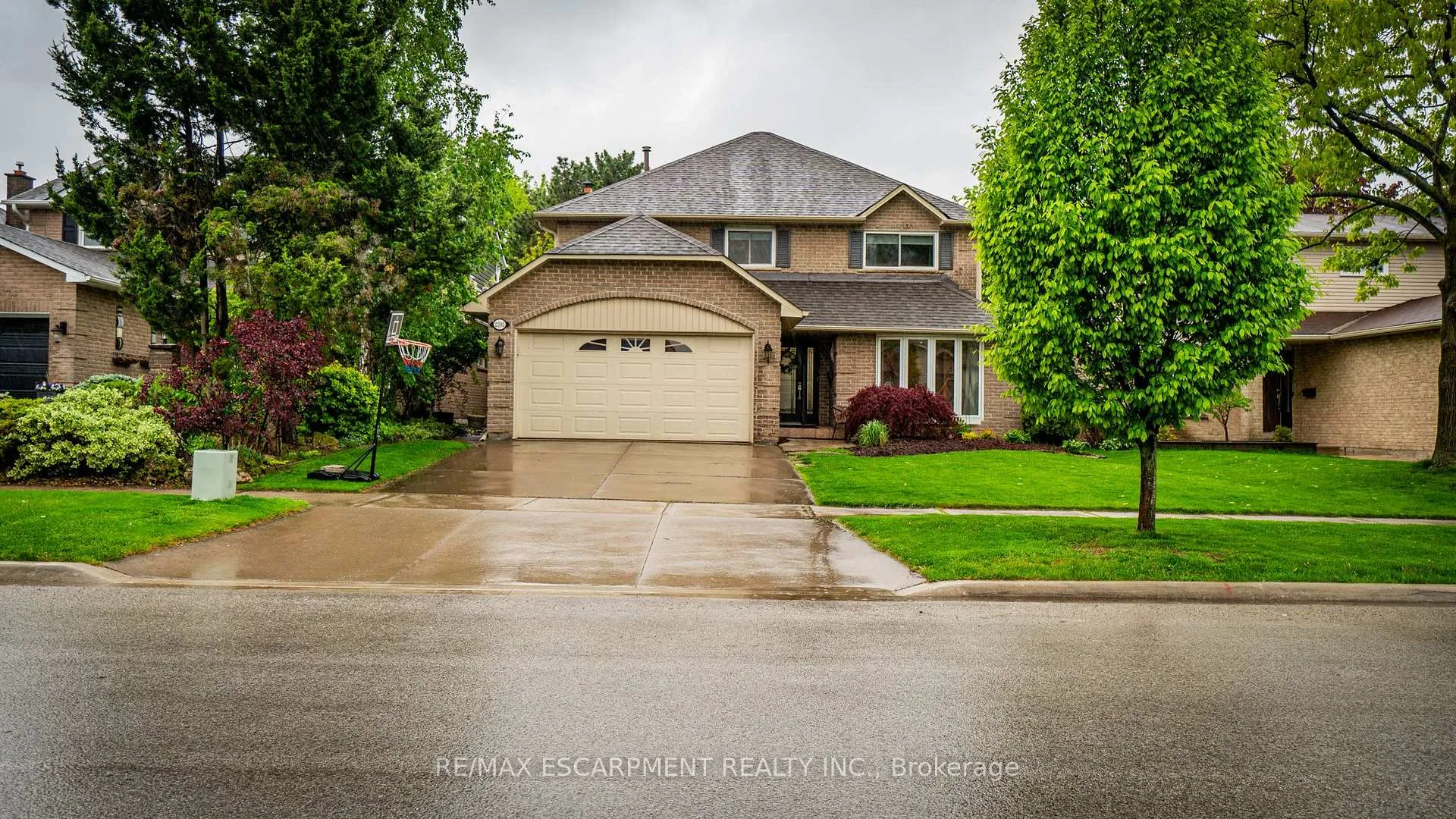Photo 2 of 2393 Arnold Crescent, Burlington, Brant Hills — HOMEH