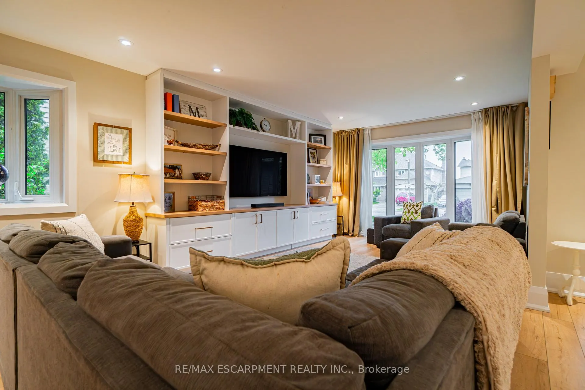 Photo 11 of 2393 Arnold Crescent, Burlington, Brant Hills — HOMEH