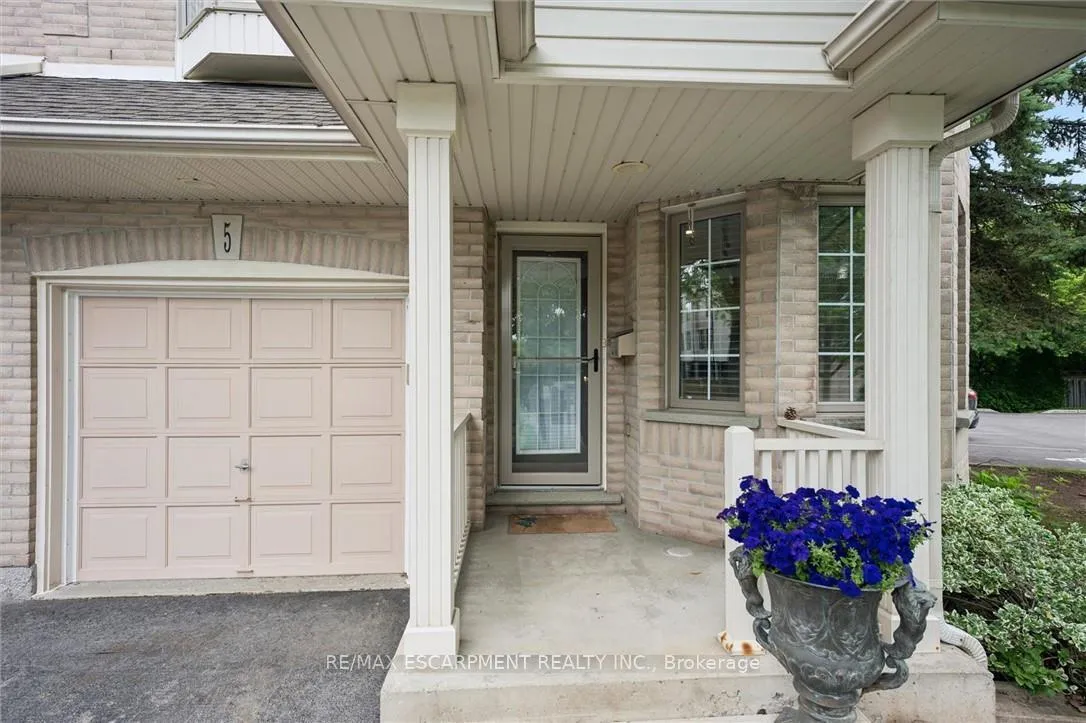Photo 3 of Unit 5, 3243 New Street, Burlington, Roseland — HOMEH