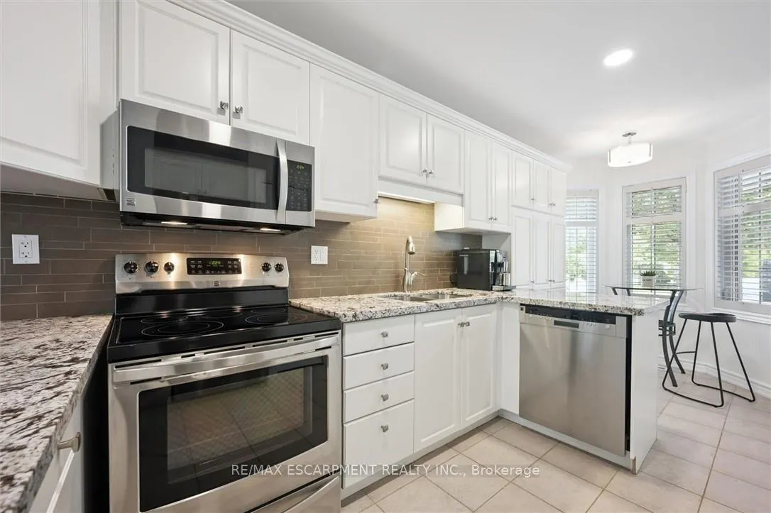 Photo 6 of Unit 5, 3243 New Street, Burlington, Roseland — HOMEH